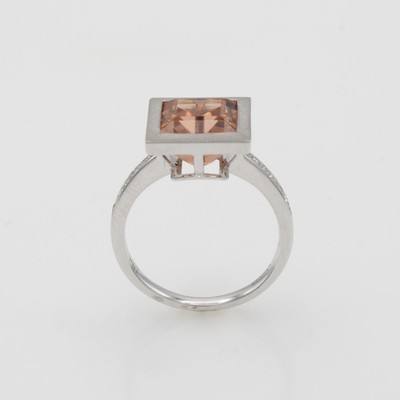 27088548a - Ring mit Turmalin, WG 585/000, z.T. matt., Turmalin ca. 3.98 ct fancy, 16 Brill. zus. ...
