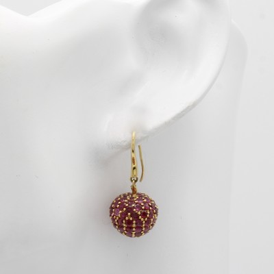 27088569a - Paar Ohrgehänge mit Rubinen, GG 750/000, 176Rubine zus. ca. 10.52 ct, D. ca. 13.2 mm ...