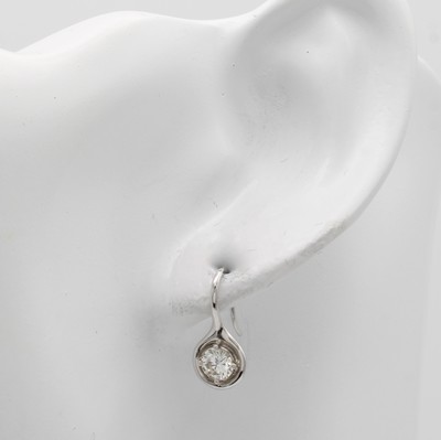 27088572a - Paar Ohrgehänge mit Brillanten, WG 750/000, 2 Brill. zus. ca. 0.64 ct feines Weiß /vs ...