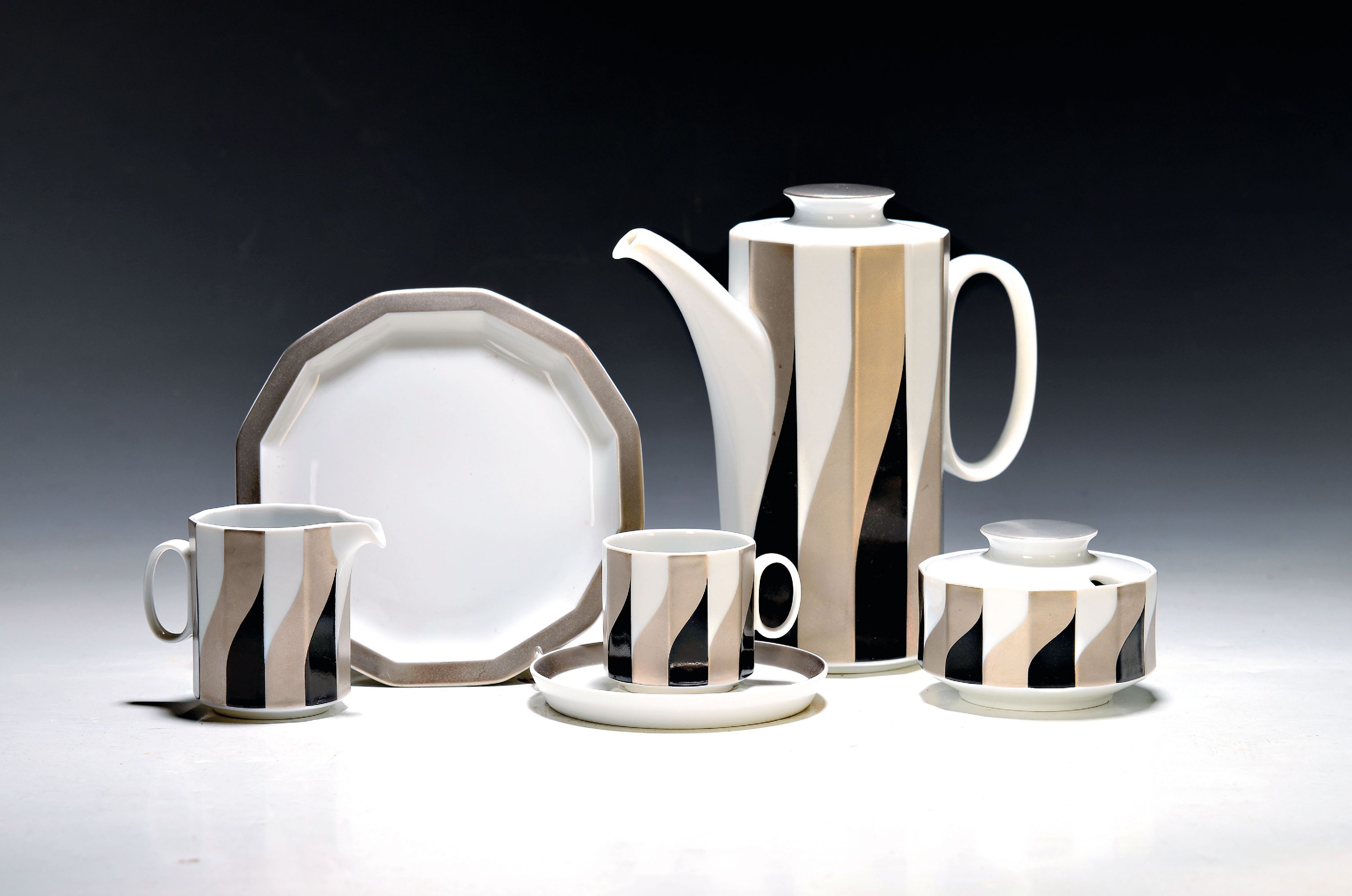 Image 27088738 - Mokkaservice, Rosenthal studio-linie, Form Polygon, Entwurf Tapio Wirkkala, schwarz und ...
