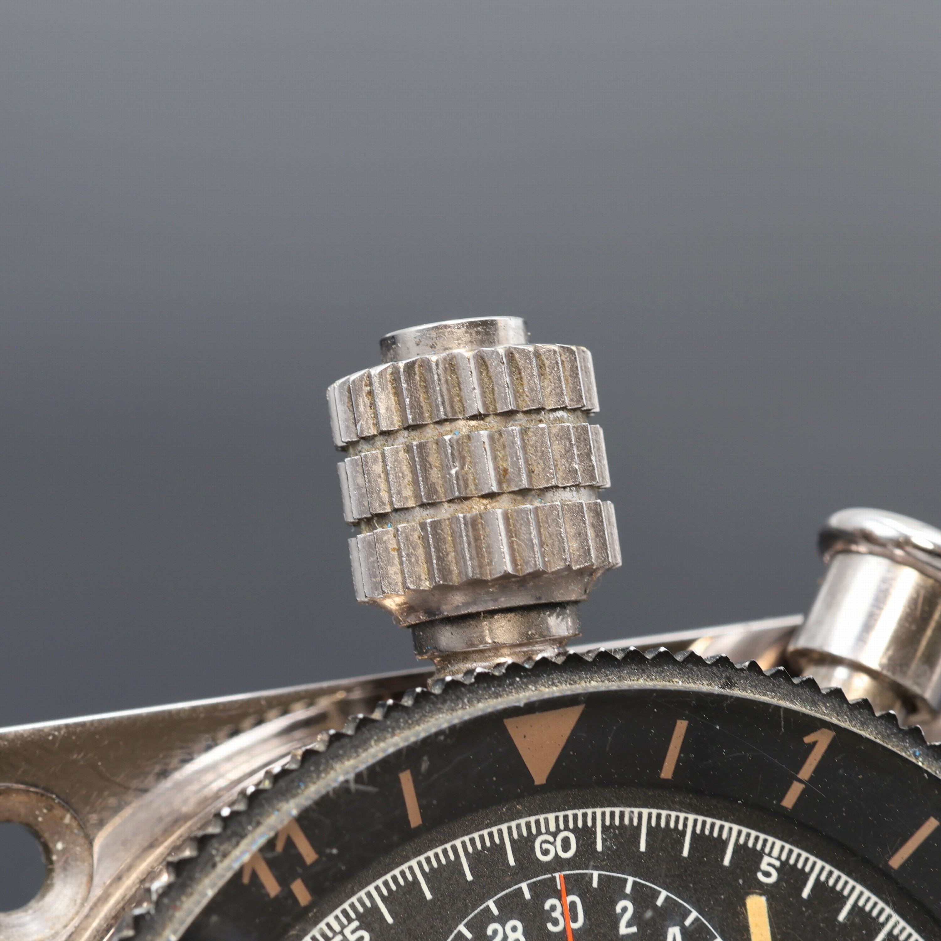 Detail b: ED HEUER & Co Super-Autavia Rally-Einbauuhr mit Chronograph, Schweiz um 1965, verchr. Geh., Bodenplatte 4-fach zu verschrauben, Nullstellung durch ...