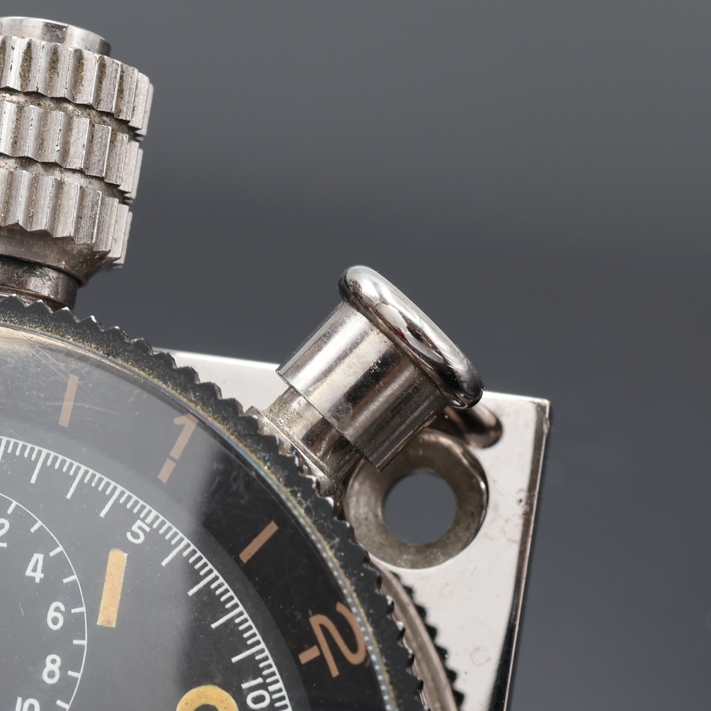 Detail c: ED HEUER & Co Super-Autavia Rally-Einbauuhr mit Chronograph, Schweiz um 1965, verchr. Geh., Bodenplatte 4-fach zu verschrauben, Nullstellung durch ...