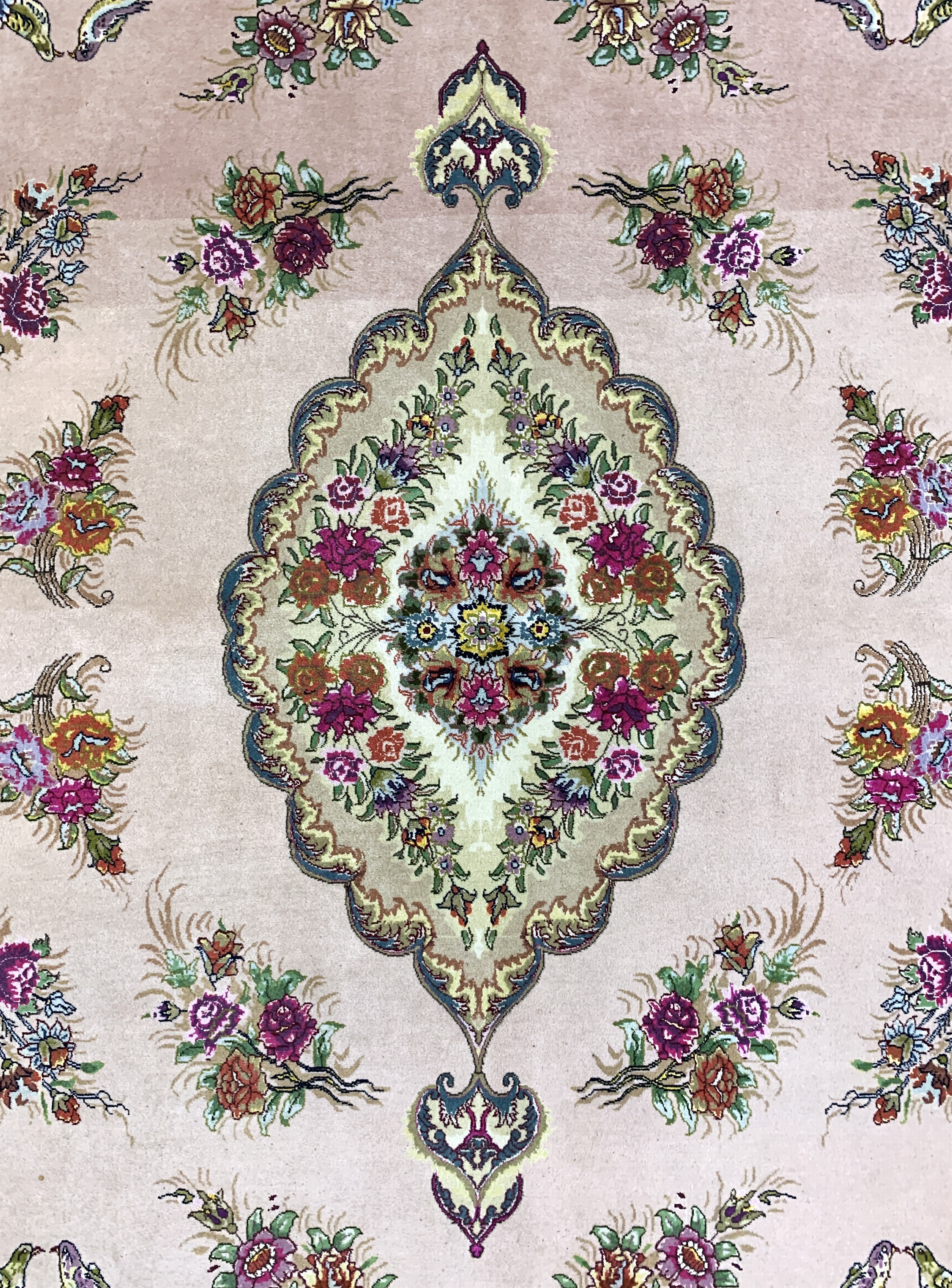 Detail c: Täbriz fein(50 Raj), Persien, Ende 20.Jhd, Korkwolle mit Seide, ca. 256 x 158 cm Mottenfraß am Rand, EHZ: 2(Abrasch)