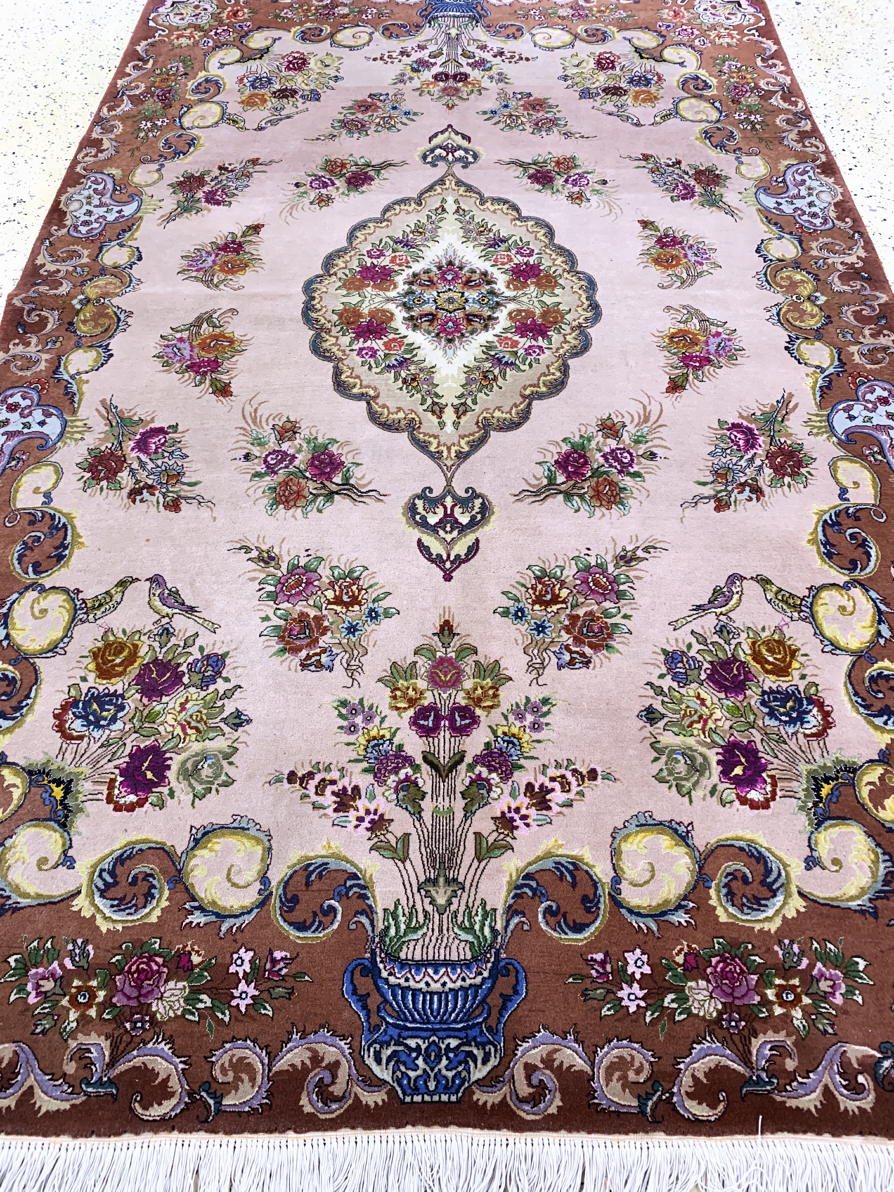 Detail h: Täbriz fein(50 Raj), Persien, Ende 20.Jhd, Korkwolle mit Seide, ca. 256 x 158 cm Mottenfraß am Rand, EHZ: 2(Abrasch)