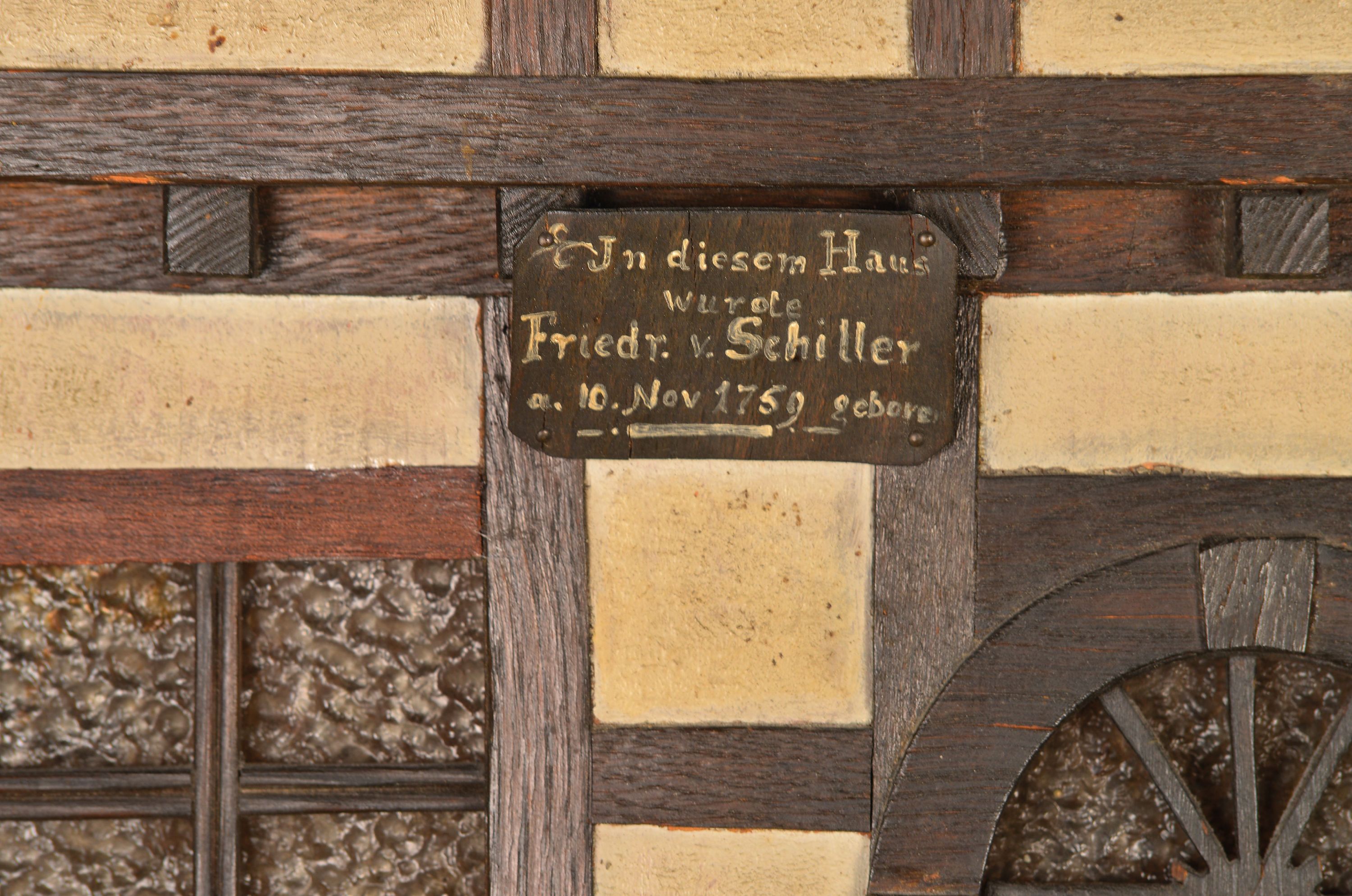 Detail a: Wandschränkchen in Form des Schillerhauses in Marbach am Neckar, um 1900-1910, Holz gefaßt in Fachwerkdesign, Glaseinsätze in den Fenstern, Dach ...