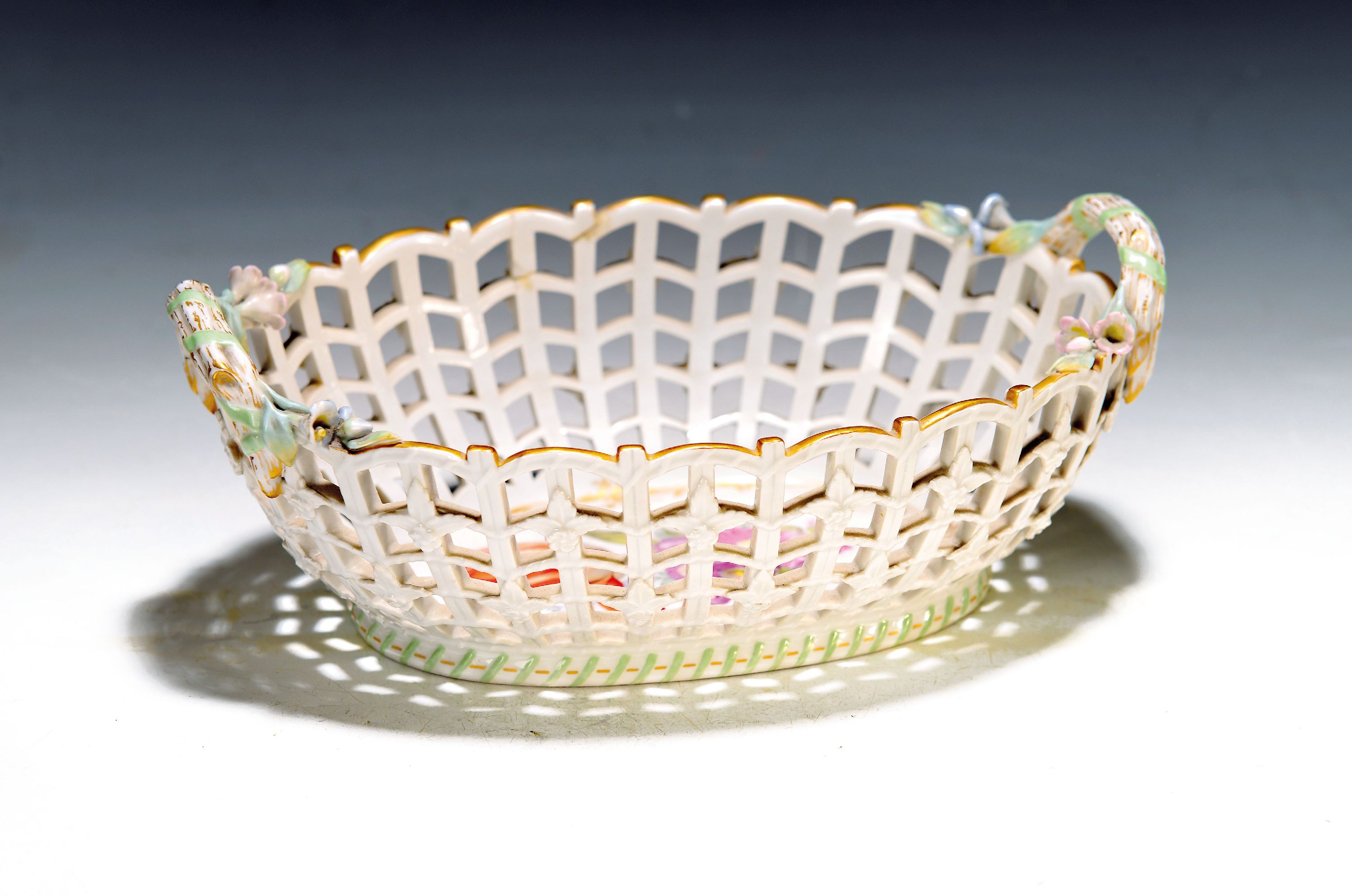 Image 27088793 - Zierkörbchen, KPM Berlin, um 1900, Asthenkel mit kleinen vollplastischen Blüten, ...
