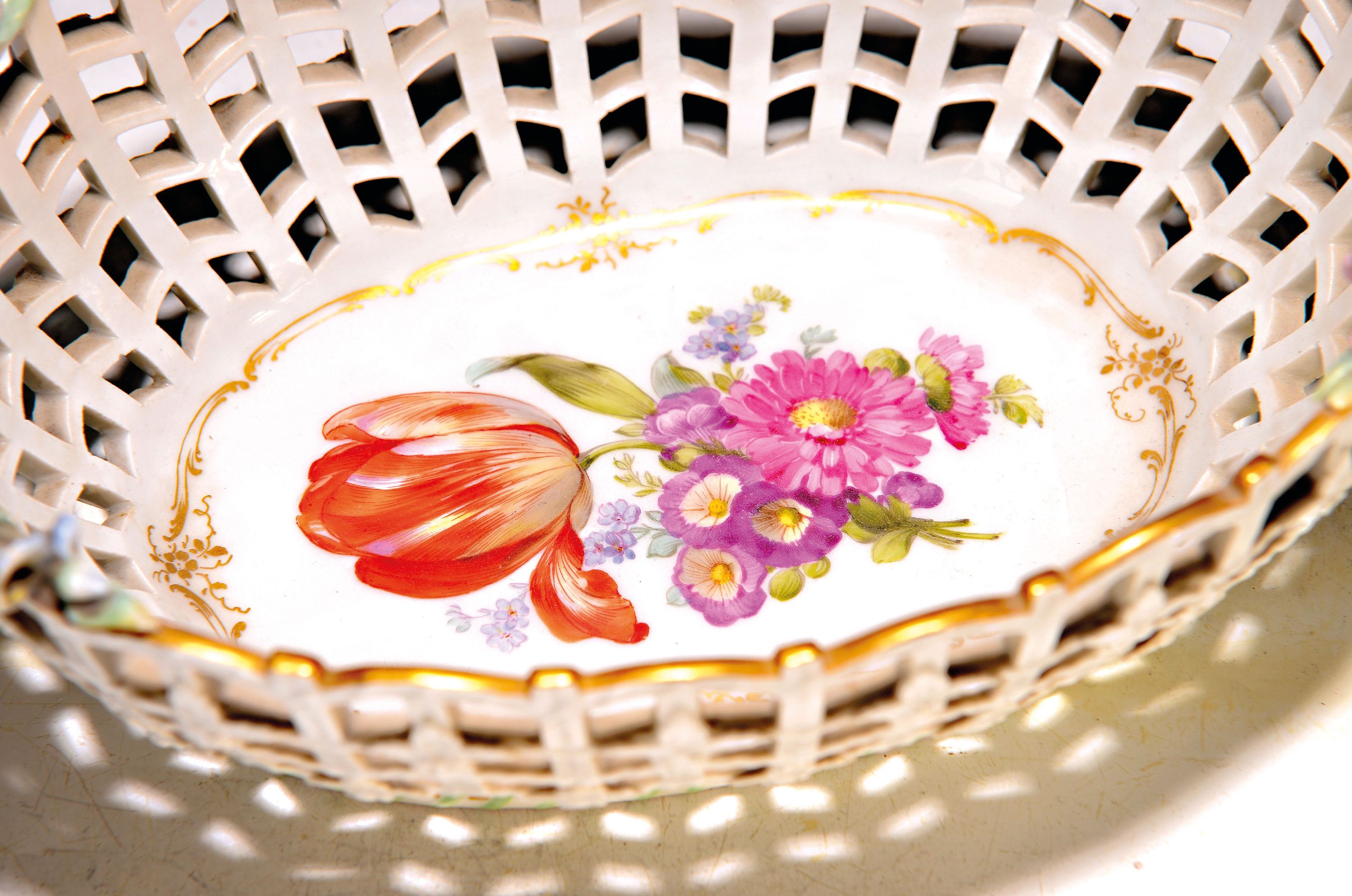 Detail a: Zierkörbchen, KPM Berlin, um 1900, Asthenkel mit kleinen vollplastischen Blüten, mittig bunte Blumenmalerei, Goldrand, Geflechtam Rand restauriert, ...
