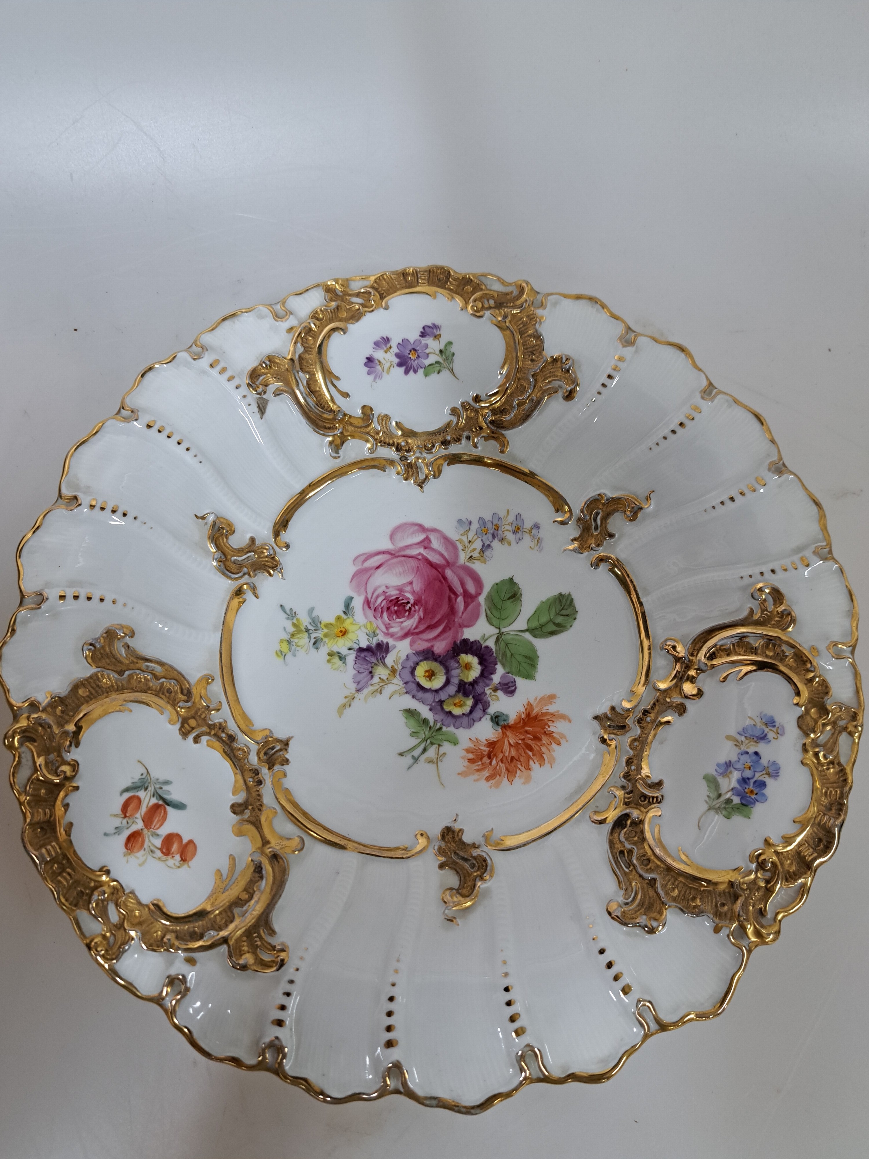 Detail a: Prunkteller und Vase, Meissen, um 1900, 1. Wahl, Prunkteller: mittig und in Randkartuschen bunte Blumen, matt- und glanzvergoldetes Relief, D. ca. ...