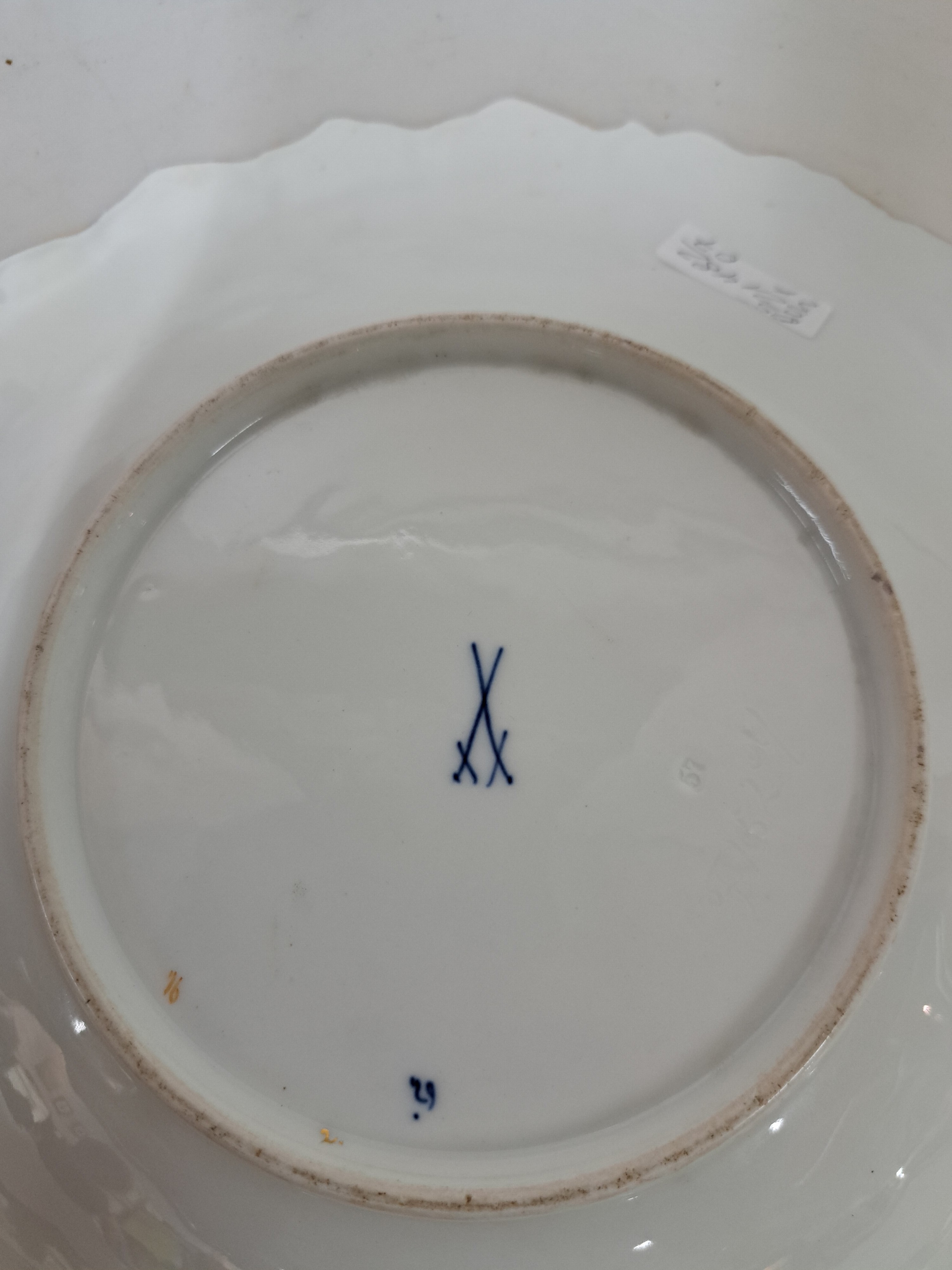 Detail b: Prunkteller und Vase, Meissen, um 1900, 1. Wahl, Prunkteller: mittig und in Randkartuschen bunte Blumen, matt- und glanzvergoldetes Relief, D. ca. ...