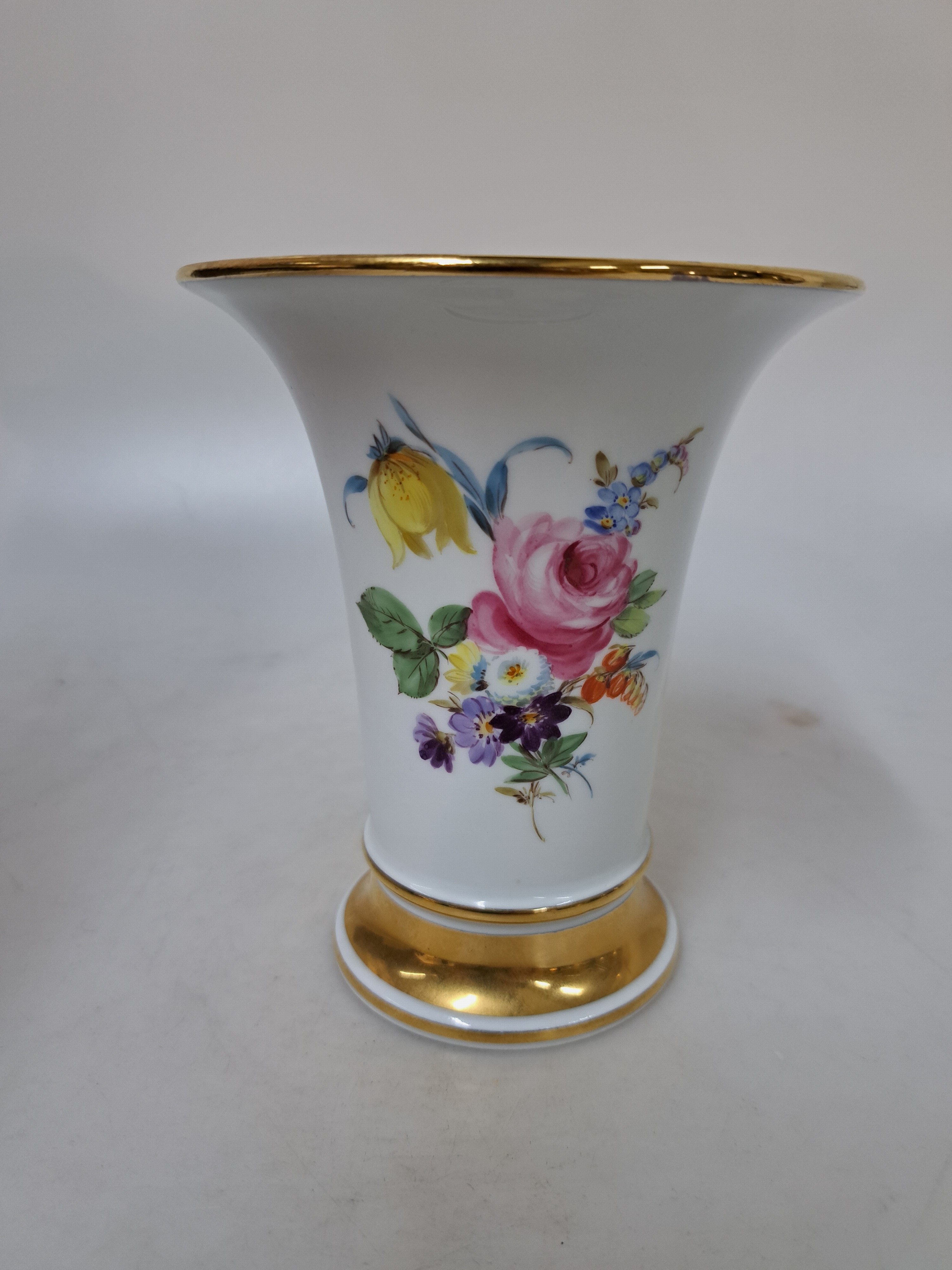 Detail d: Prunkteller und Vase, Meissen, um 1900, 1. Wahl, Prunkteller: mittig und in Randkartuschen bunte Blumen, matt- und glanzvergoldetes Relief, D. ca. ...