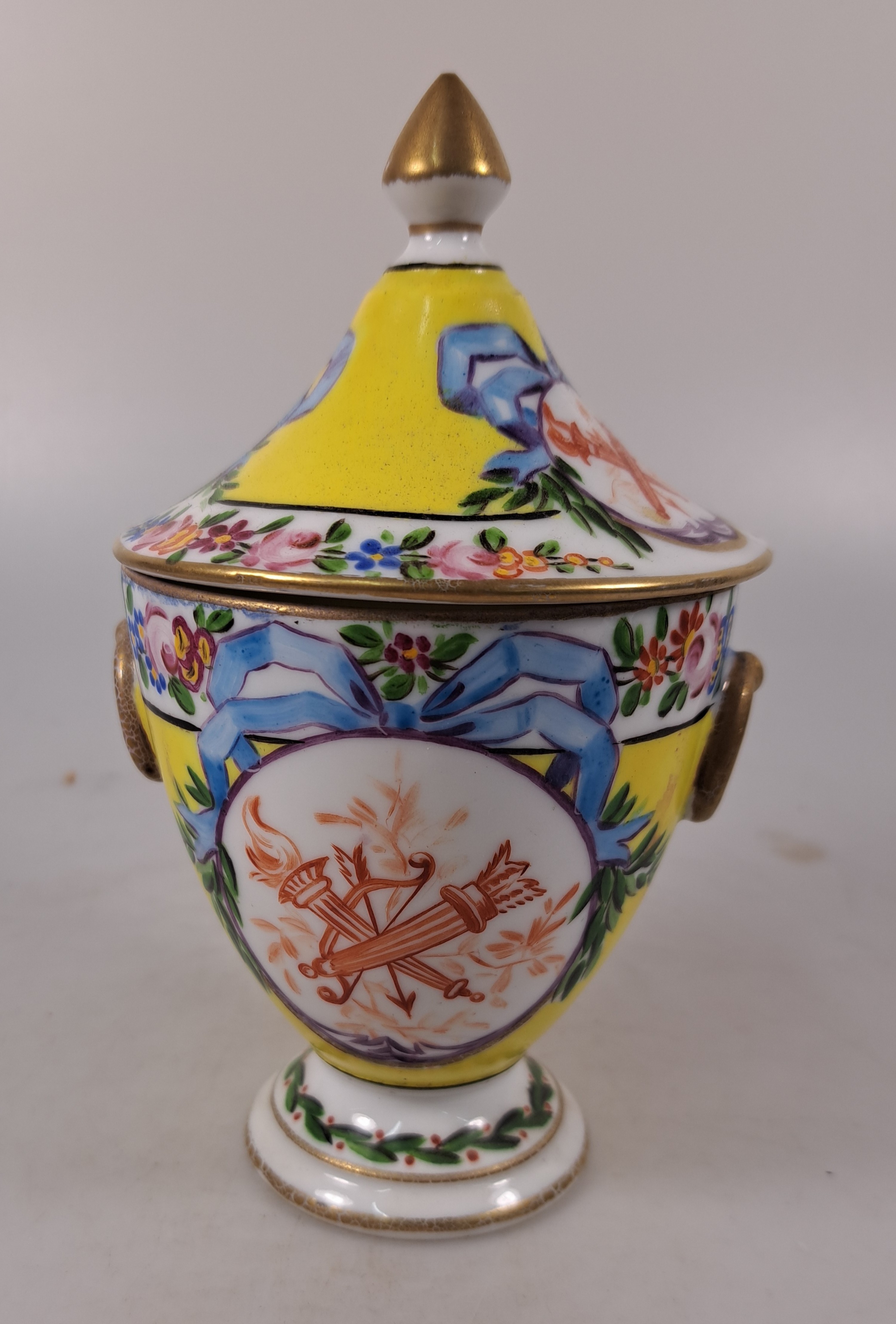 Detail a: Tete-a-tete, Frankreich, um 1870, Porzellan, Kartuschen rote Camaieumalerei, apokryphe Sevres-Marke, Tablett, Kanne, Zuckerdose, Milchkännchen, 2 ...