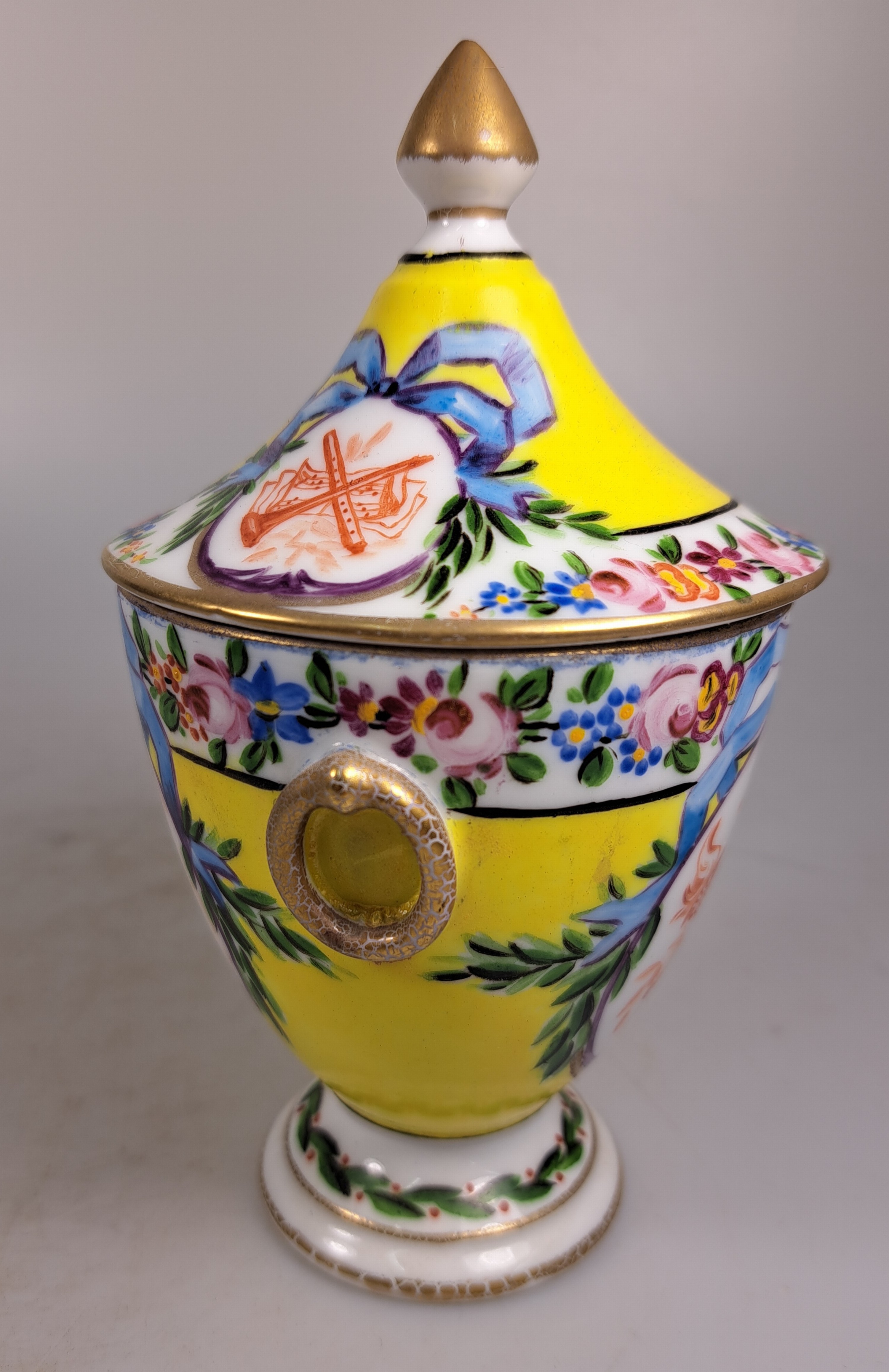 Detail b: Tete-a-tete, Frankreich, um 1870, Porzellan, Kartuschen rote Camaieumalerei, apokryphe Sevres-Marke, Tablett, Kanne, Zuckerdose, Milchkännchen, 2 ...