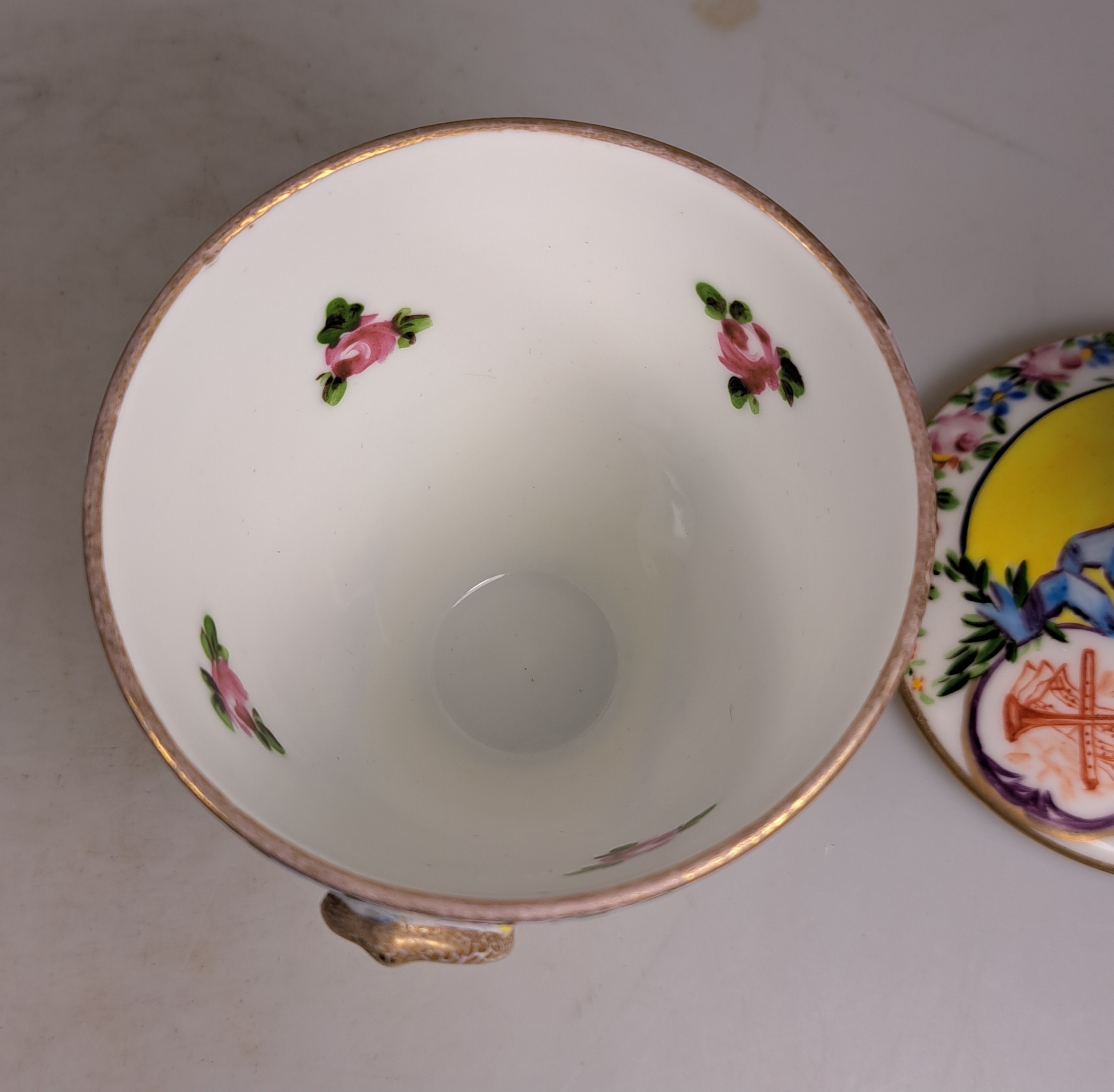 Detail c: Tete-a-tete, Frankreich, um 1870, Porzellan, Kartuschen rote Camaieumalerei, apokryphe Sevres-Marke, Tablett, Kanne, Zuckerdose, Milchkännchen, 2 ...