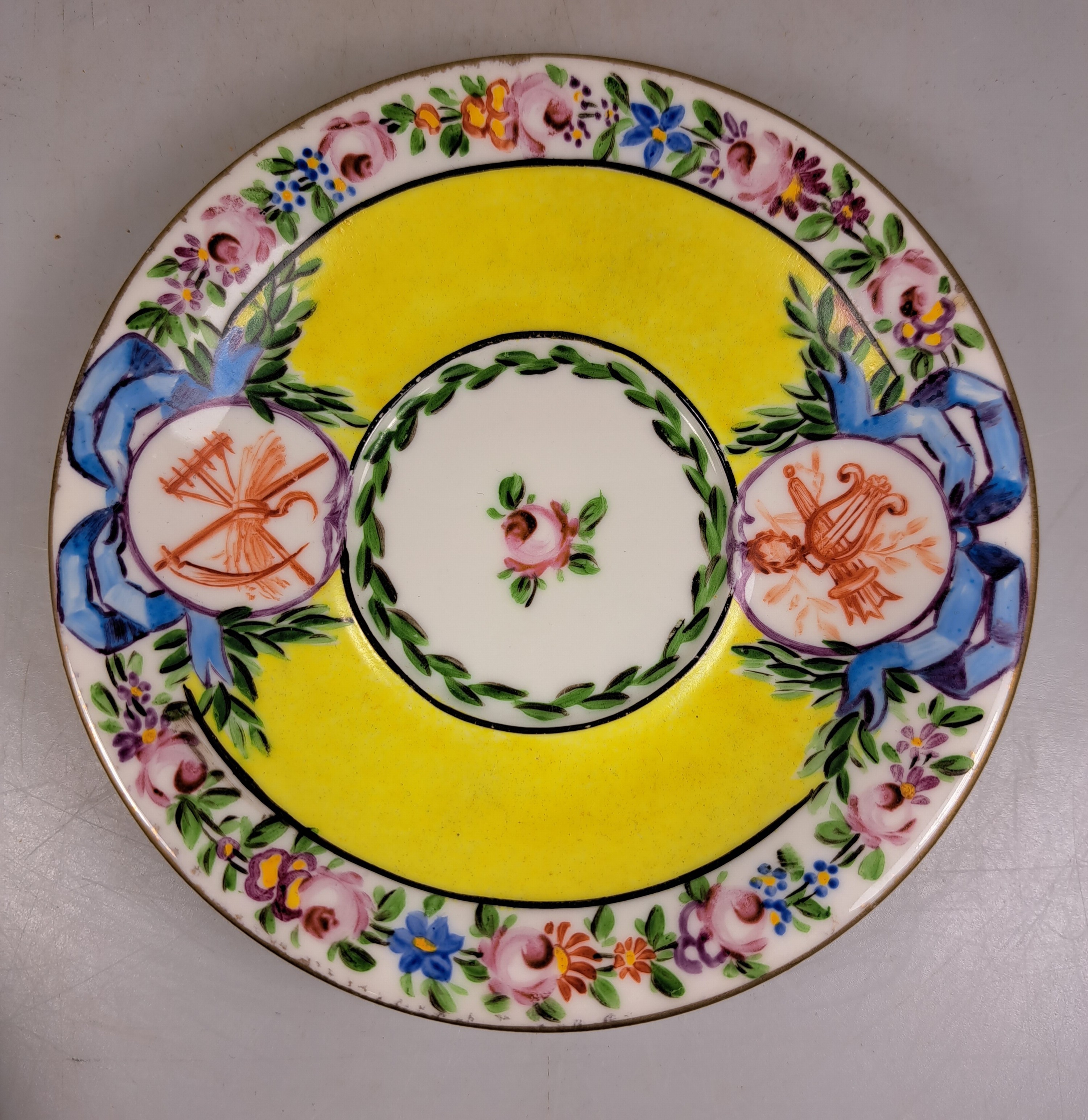 Detail e: Tete-a-tete, Frankreich, um 1870, Porzellan, Kartuschen rote Camaieumalerei, apokryphe Sevres-Marke, Tablett, Kanne, Zuckerdose, Milchkännchen, 2 ...