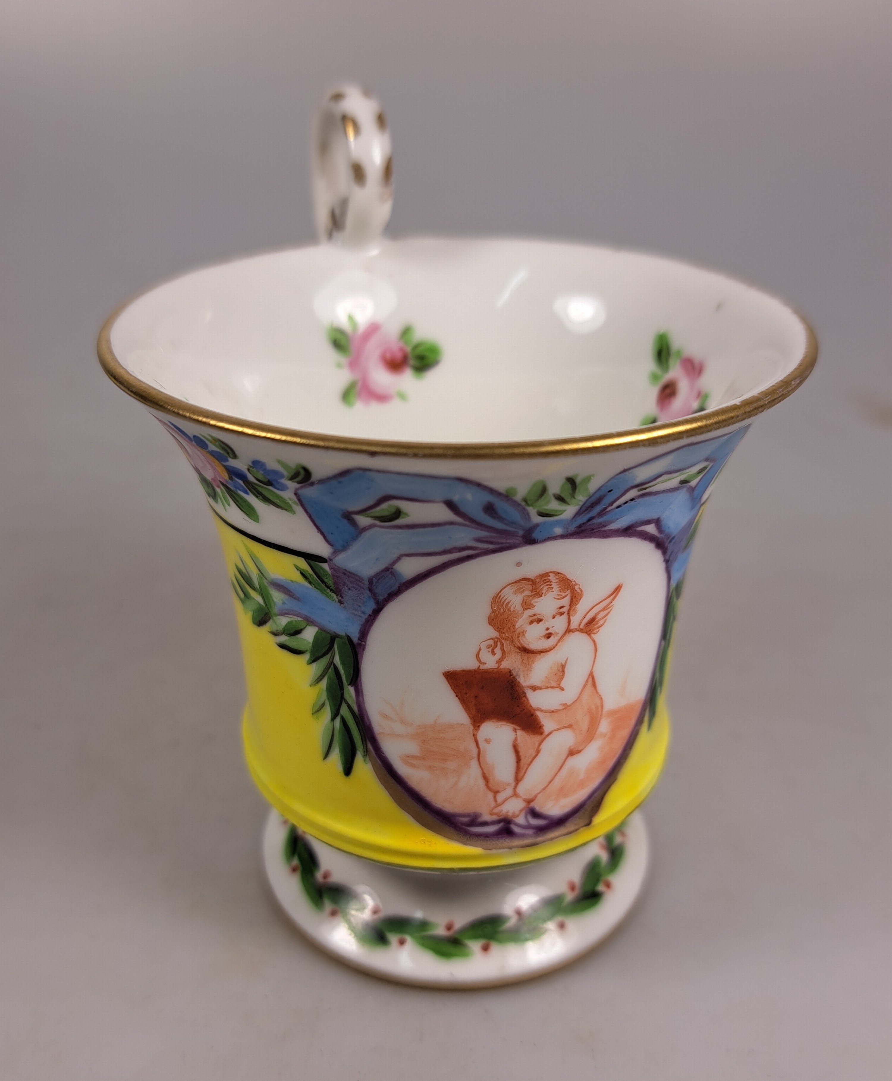Detail h: Tete-a-tete, Frankreich, um 1870, Porzellan, Kartuschen rote Camaieumalerei, apokryphe Sevres-Marke, Tablett, Kanne, Zuckerdose, Milchkännchen, 2 ...