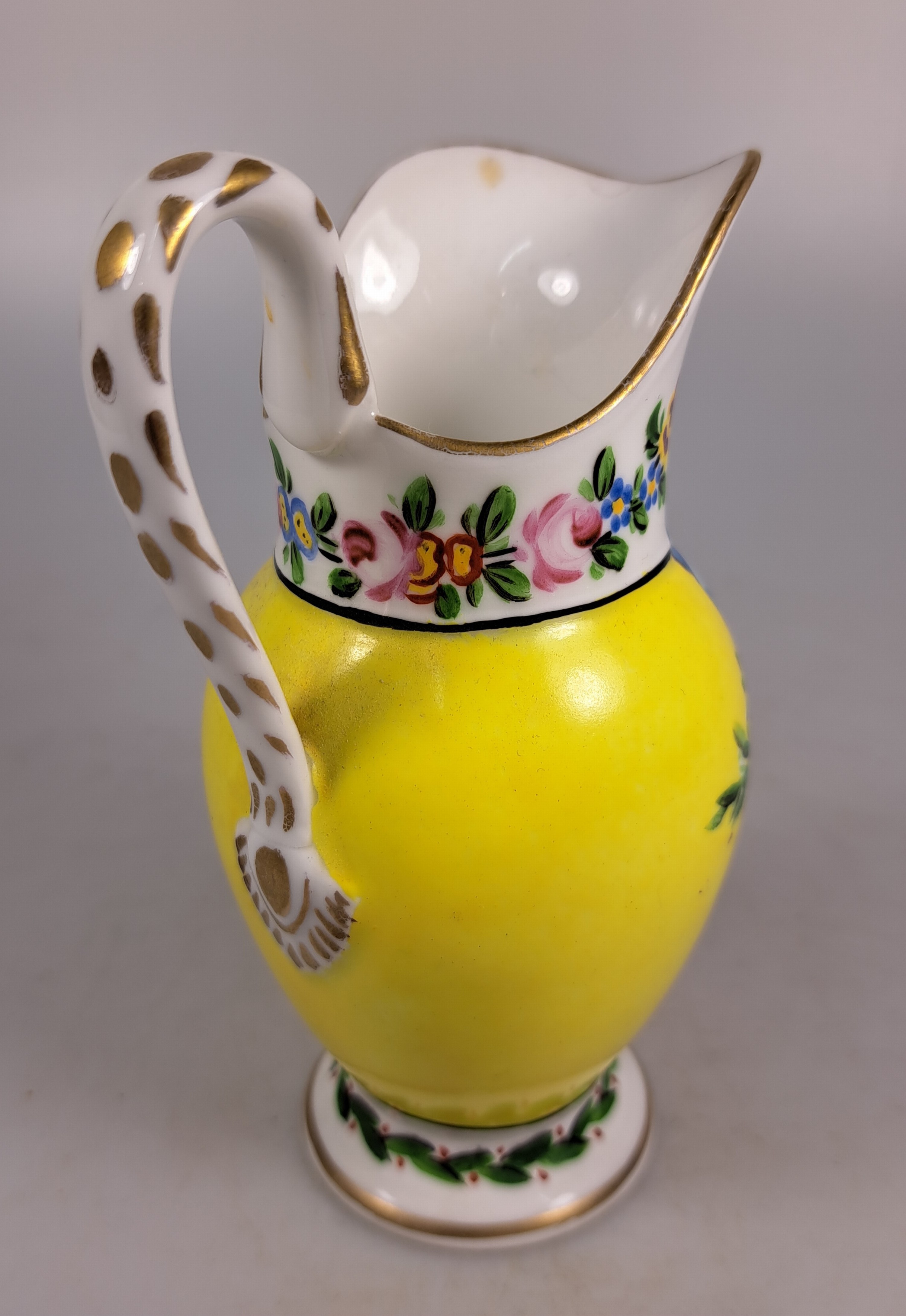 Detail j: Tete-a-tete, Frankreich, um 1870, Porzellan, Kartuschen rote Camaieumalerei, apokryphe Sevres-Marke, Tablett, Kanne, Zuckerdose, Milchkännchen, 2 ...