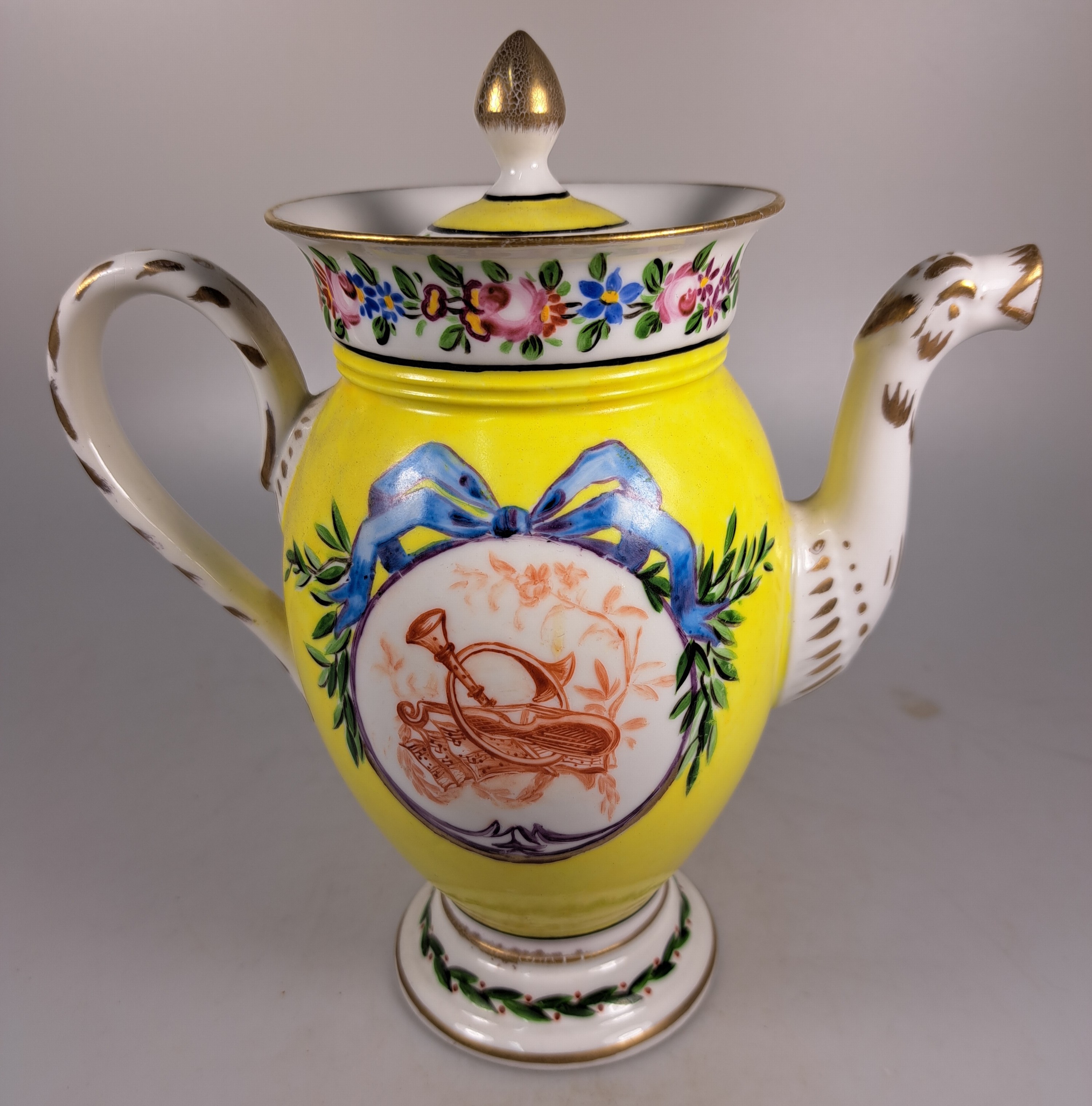 Detail l: Tete-a-tete, Frankreich, um 1870, Porzellan, Kartuschen rote Camaieumalerei, apokryphe Sevres-Marke, Tablett, Kanne, Zuckerdose, Milchkännchen, 2 ...