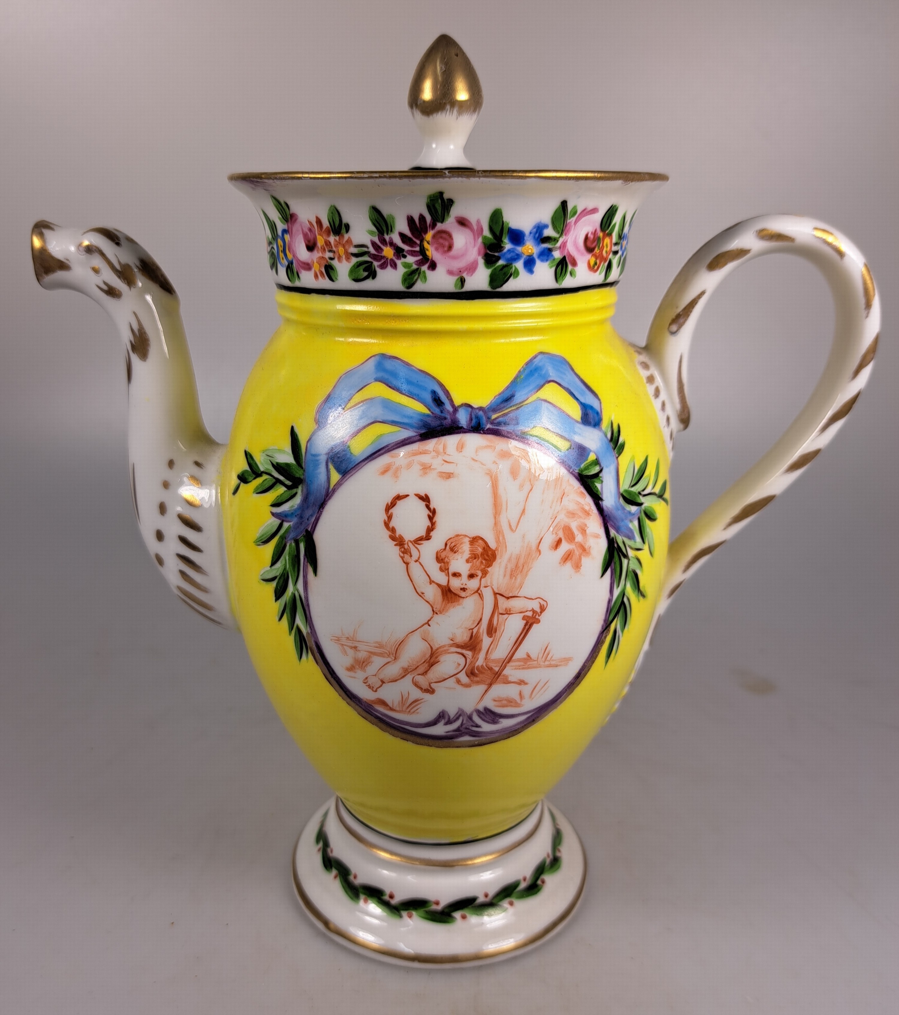 Detail m: Tete-a-tete, Frankreich, um 1870, Porzellan, Kartuschen rote Camaieumalerei, apokryphe Sevres-Marke, Tablett, Kanne, Zuckerdose, Milchkännchen, 2 ...