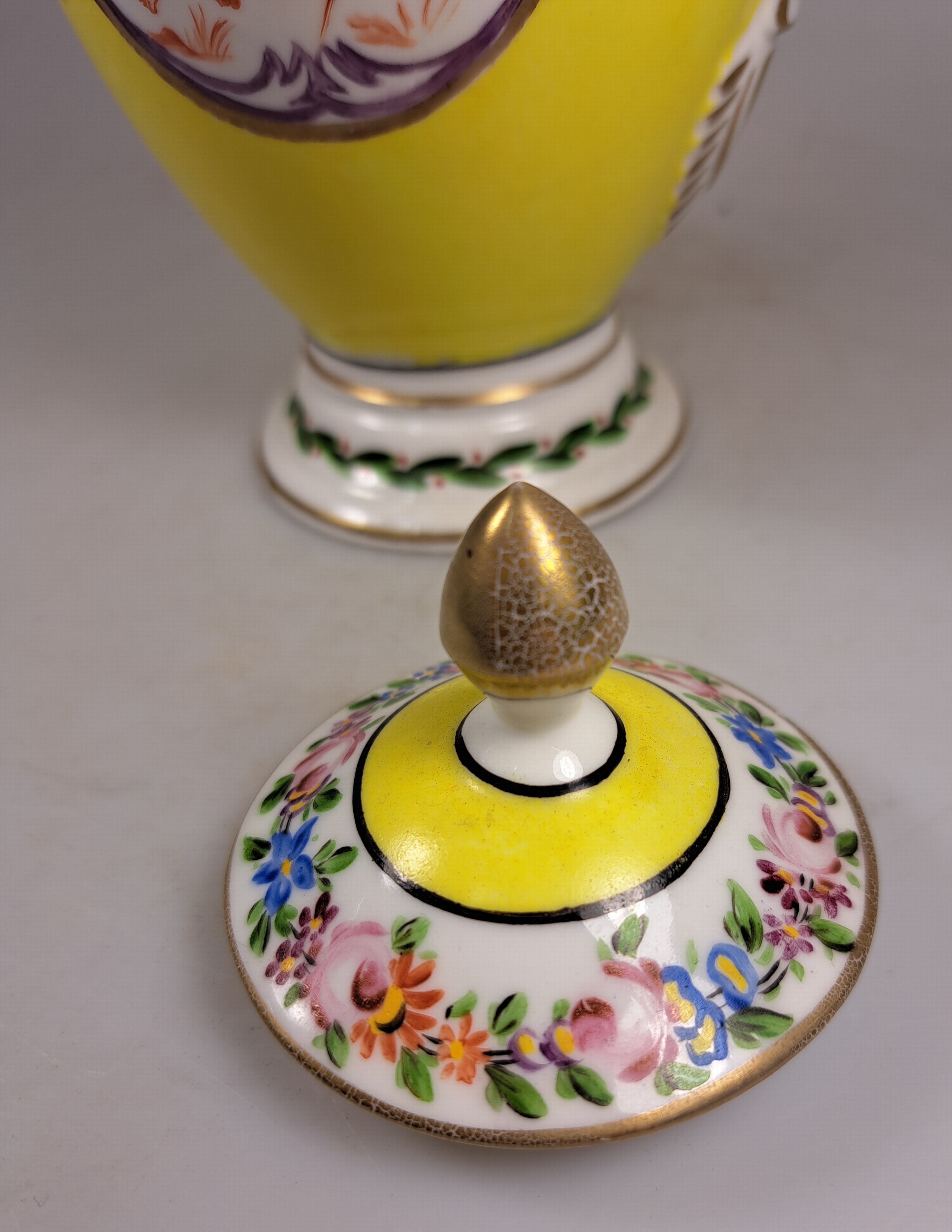Detail n: Tete-a-tete, Frankreich, um 1870, Porzellan, Kartuschen rote Camaieumalerei, apokryphe Sevres-Marke, Tablett, Kanne, Zuckerdose, Milchkännchen, 2 ...
