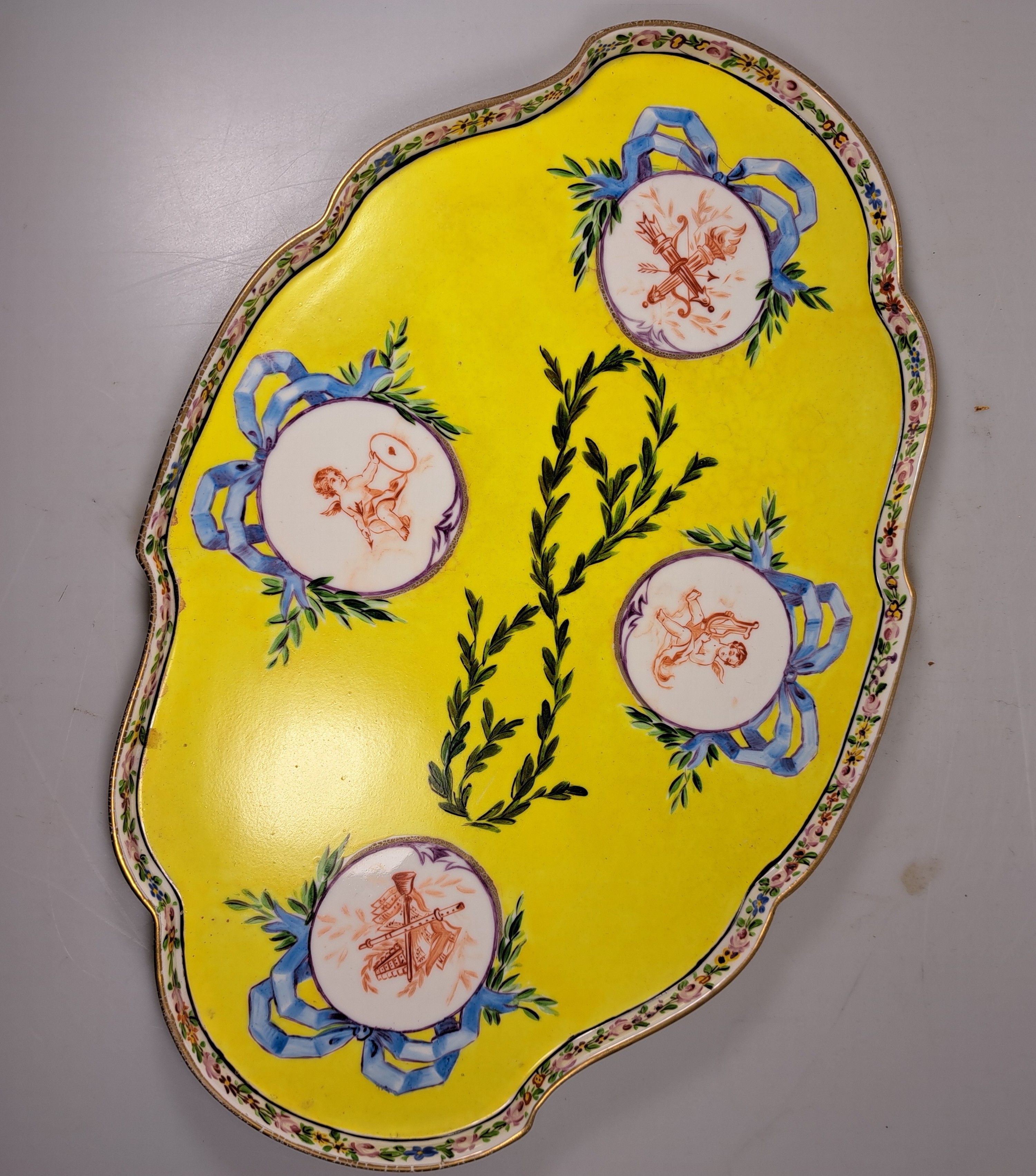 Detail p: Tete-a-tete, Frankreich, um 1870, Porzellan, Kartuschen rote Camaieumalerei, apokryphe Sevres-Marke, Tablett, Kanne, Zuckerdose, Milchkännchen, 2 ...