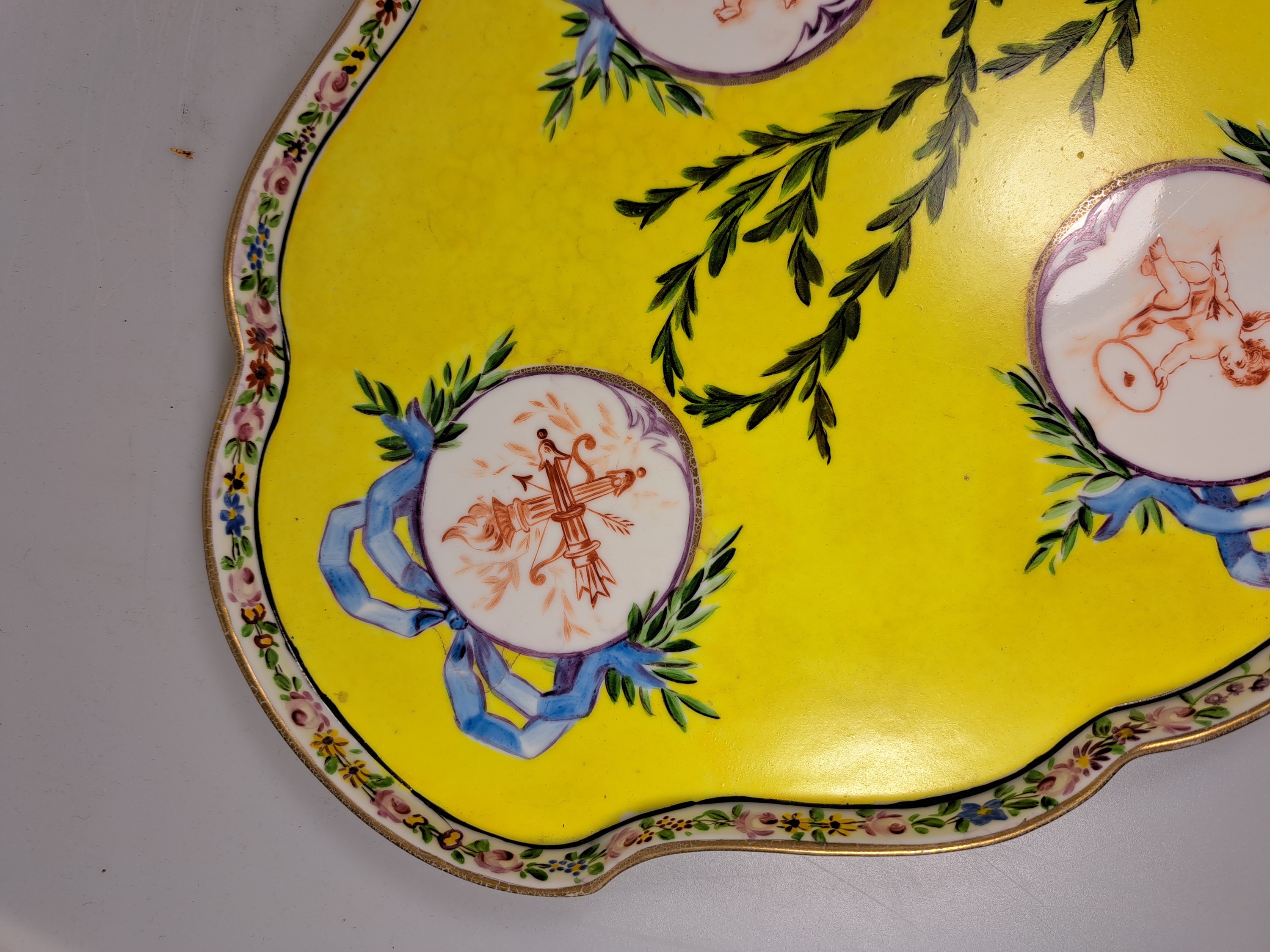 Detail q: Tete-a-tete, Frankreich, um 1870, Porzellan, Kartuschen rote Camaieumalerei, apokryphe Sevres-Marke, Tablett, Kanne, Zuckerdose, Milchkännchen, 2 ...