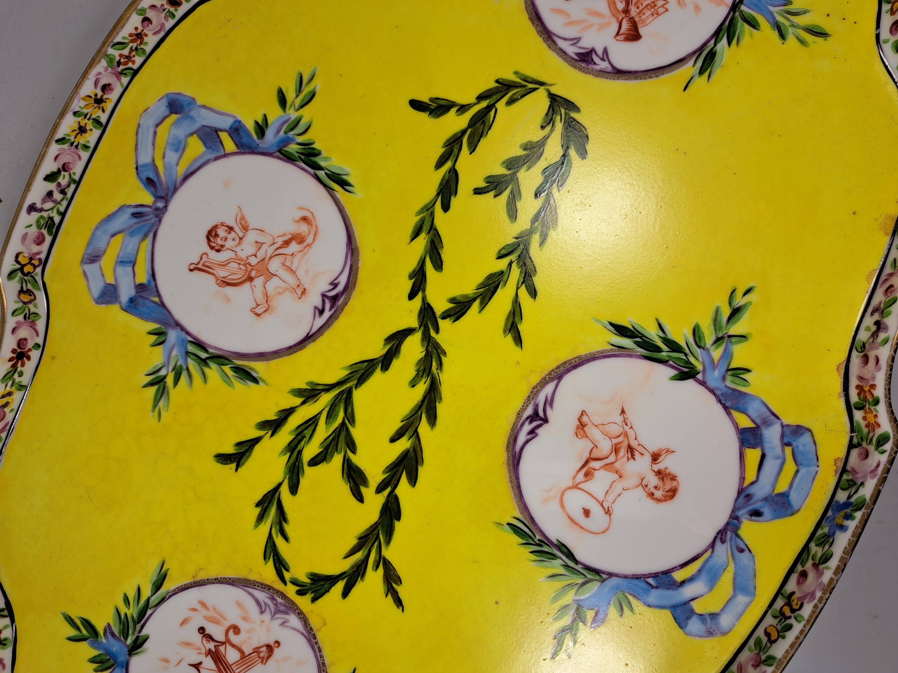 Detail r: Tete-a-tete, Frankreich, um 1870, Porzellan, Kartuschen rote Camaieumalerei, apokryphe Sevres-Marke, Tablett, Kanne, Zuckerdose, Milchkännchen, 2 ...