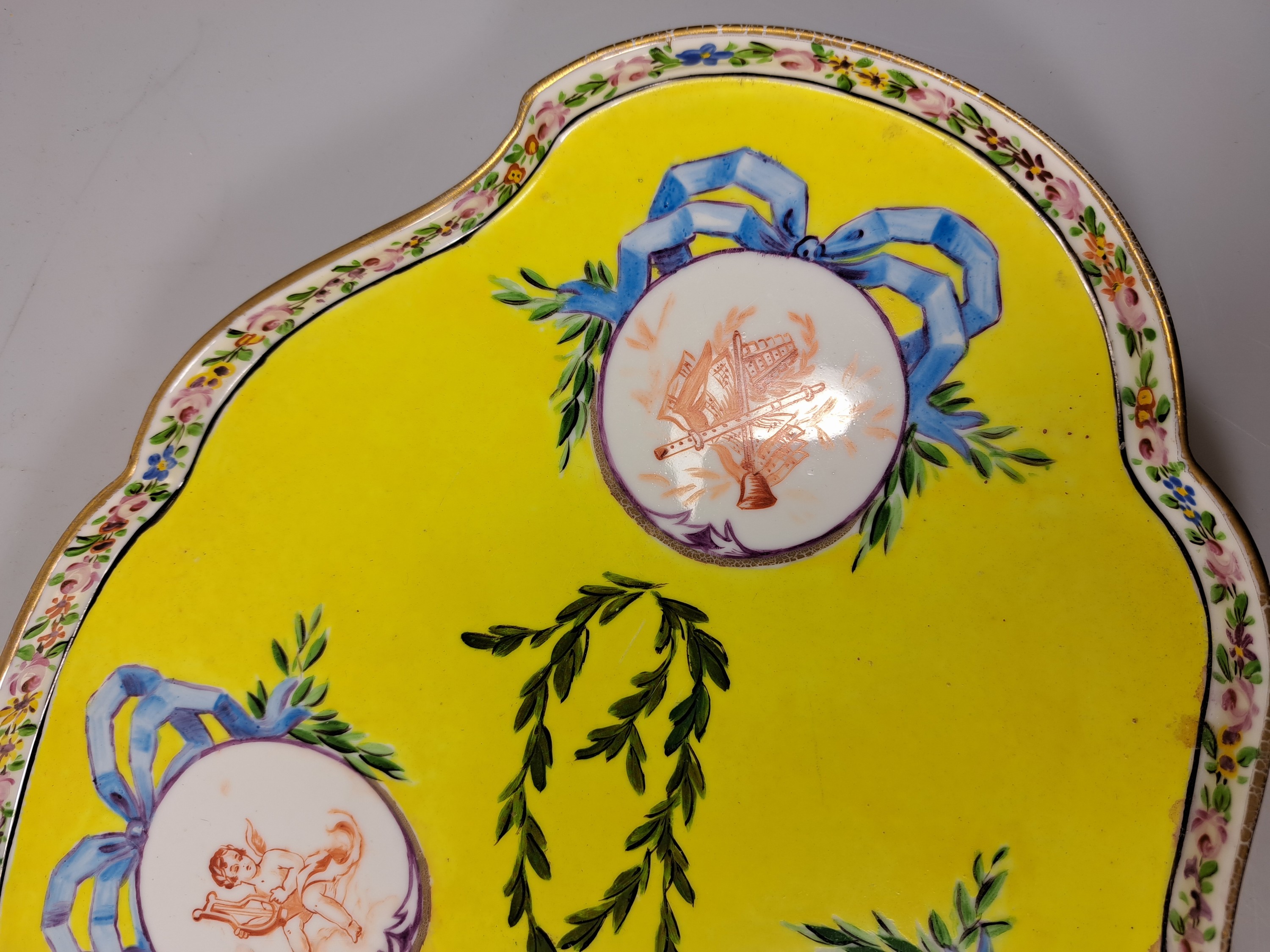 Detail s: Tete-a-tete, Frankreich, um 1870, Porzellan, Kartuschen rote Camaieumalerei, apokryphe Sevres-Marke, Tablett, Kanne, Zuckerdose, Milchkännchen, 2 ...