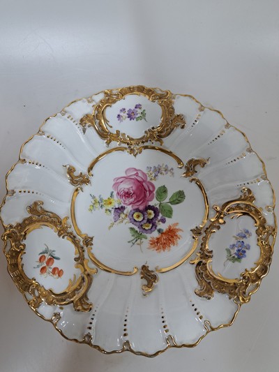 27088795a - Prunkteller und Vase, Meissen, um 1900, 1. Wahl, Prunkteller: mittig und in ...