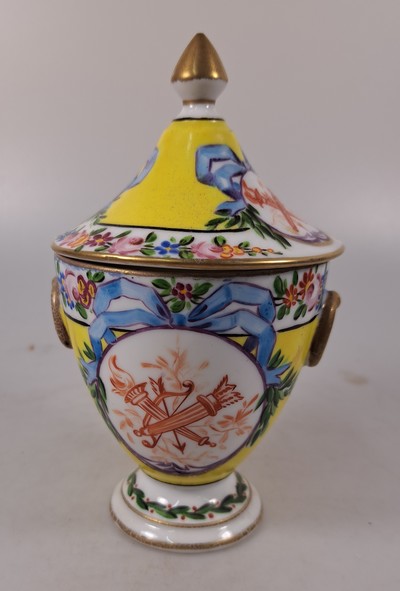 27088799a - Tete-a-tete, Frankreich, um 1870, Porzellan, Kartuschen rote Camaieumalerei, apokryphe ...