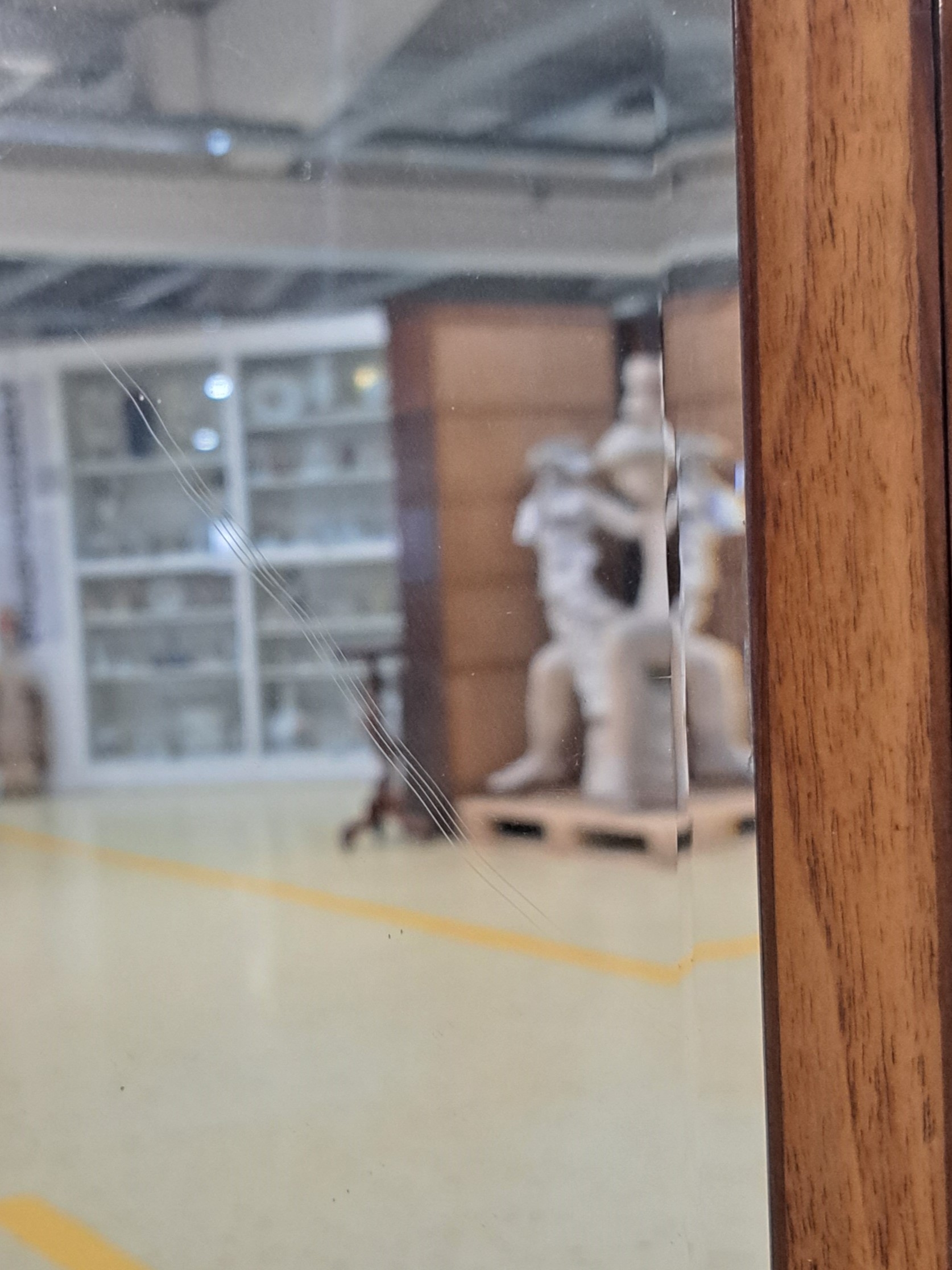 Detail h: Biedermeier Spiegel, um 1820, Nußbaum massiv, mit Galerie, Vollsäulen z.T. vergoldet, facettiertes Spiegelglas, EZ 2; Schwenkspiegel (Psyche) ca. ...