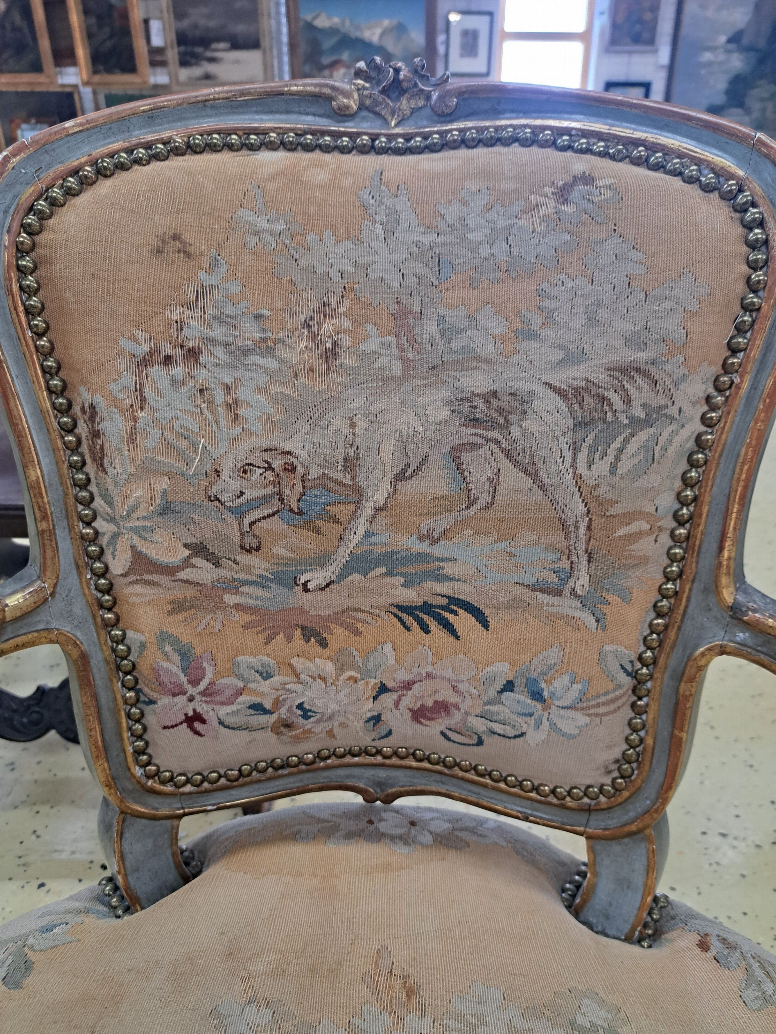 Detail a: Geschmackvoll zusammengestellte Sitzgruppe: Stuhl, Sessel und zwei Hocker, 19. Jh. , gepolstert und bezogen, in weiß gefaßt, Bezüge z.T. ...