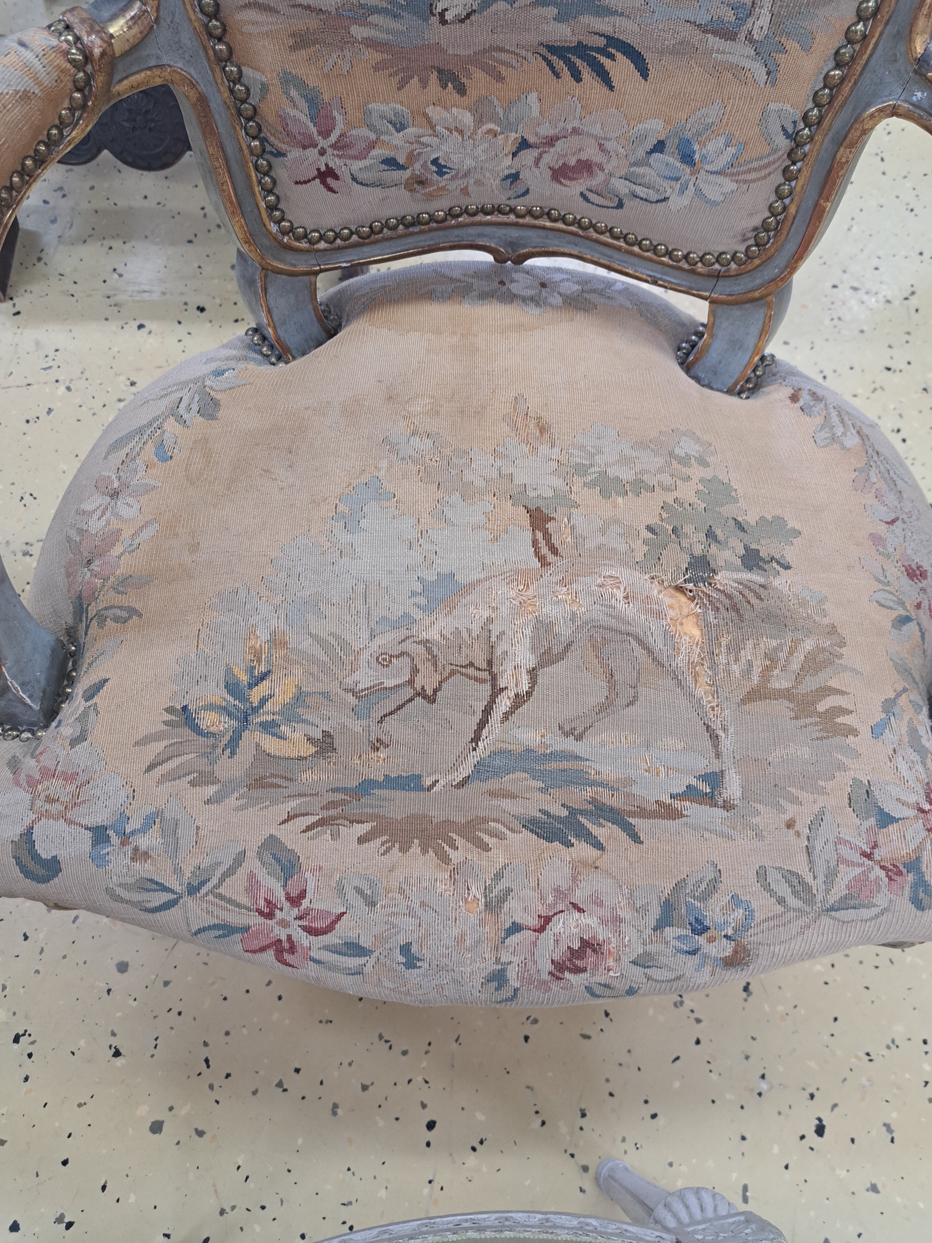 Detail b: Geschmackvoll zusammengestellte Sitzgruppe: Stuhl, Sessel und zwei Hocker, 19. Jh. , gepolstert und bezogen, in weiß gefaßt, Bezüge z.T. ...