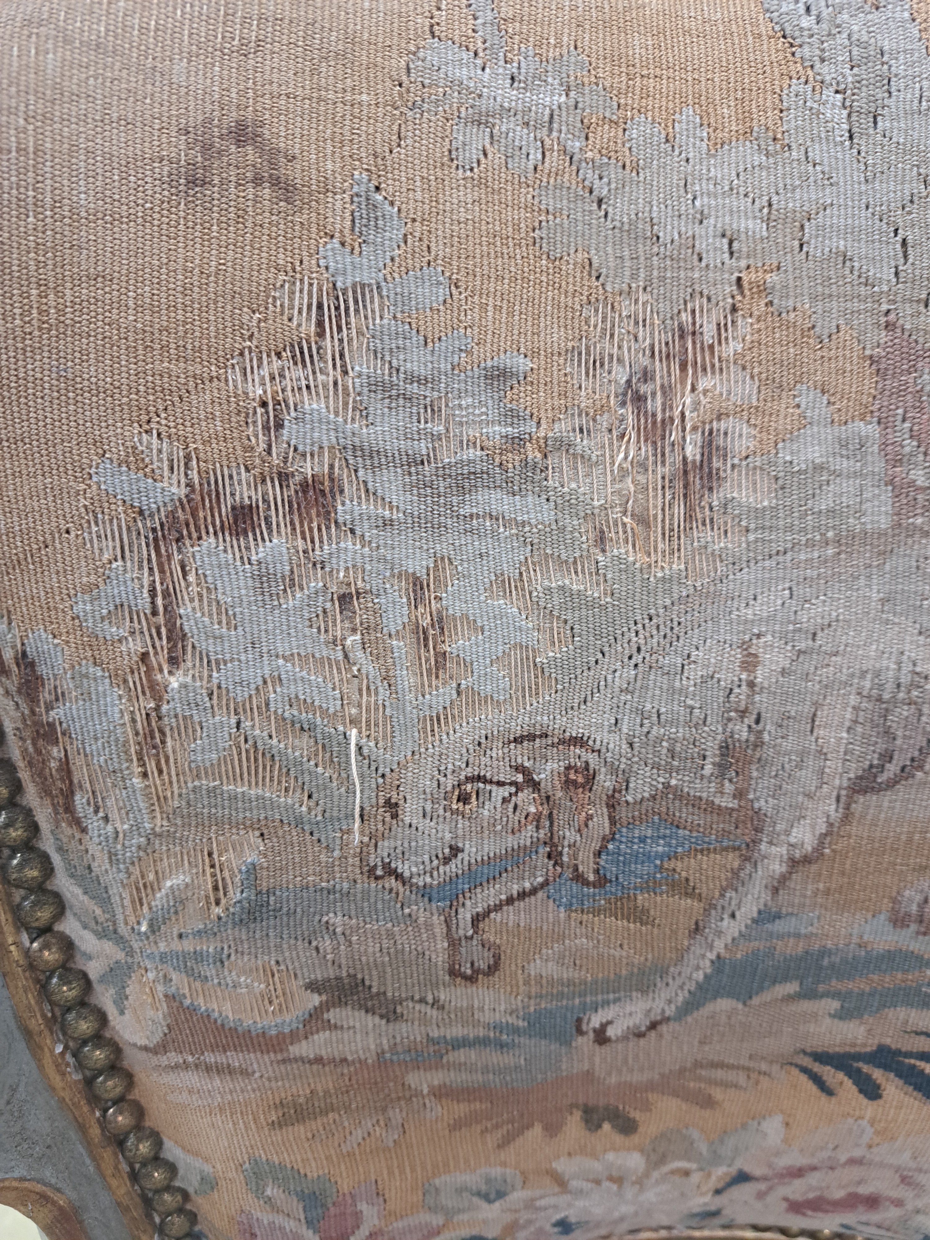 Detail c: Geschmackvoll zusammengestellte Sitzgruppe: Stuhl, Sessel und zwei Hocker, 19. Jh. , gepolstert und bezogen, in weiß gefaßt, Bezüge z.T. ...