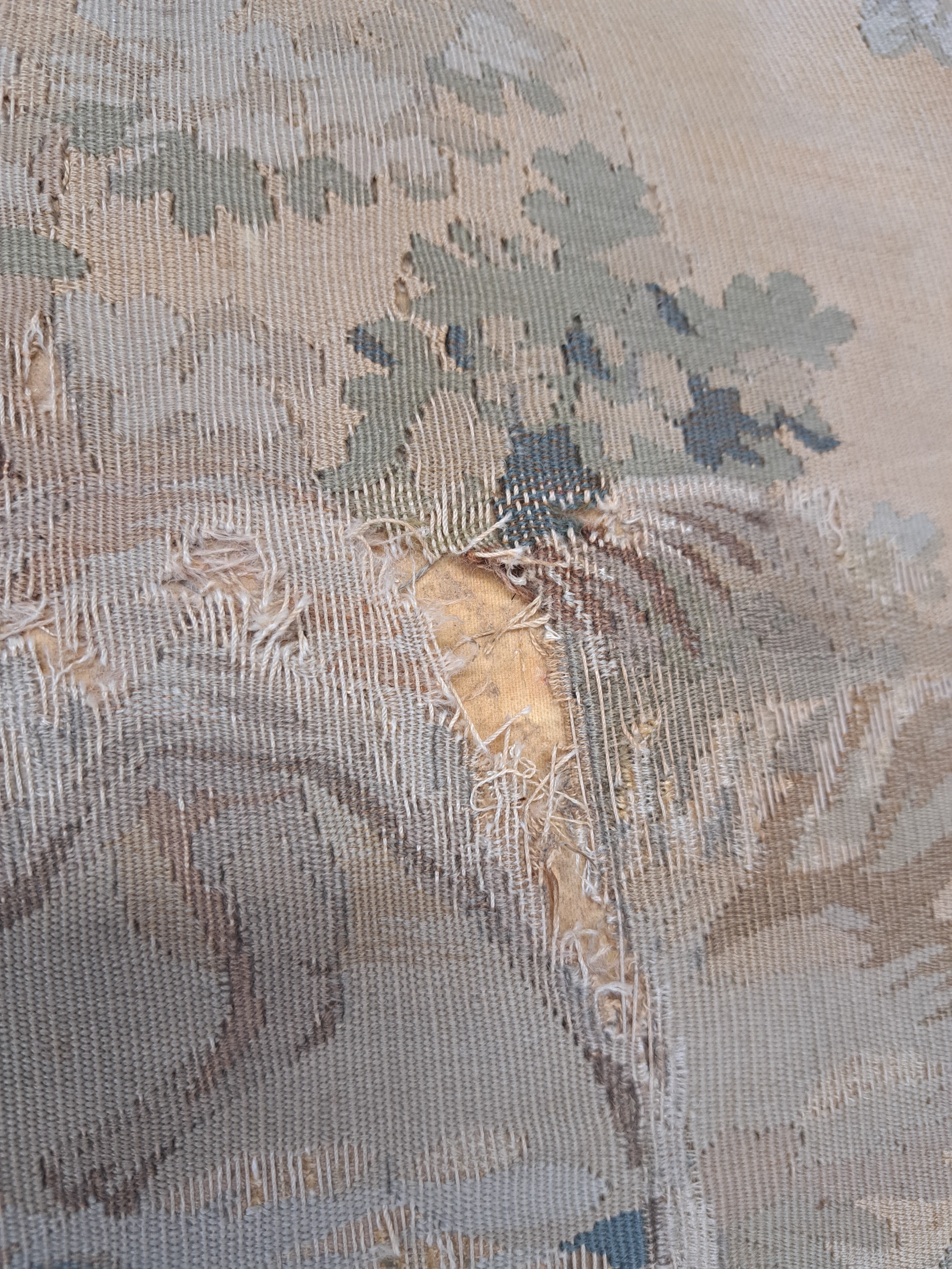 Detail d: Geschmackvoll zusammengestellte Sitzgruppe: Stuhl, Sessel und zwei Hocker, 19. Jh. , gepolstert und bezogen, in weiß gefaßt, Bezüge z.T. ...