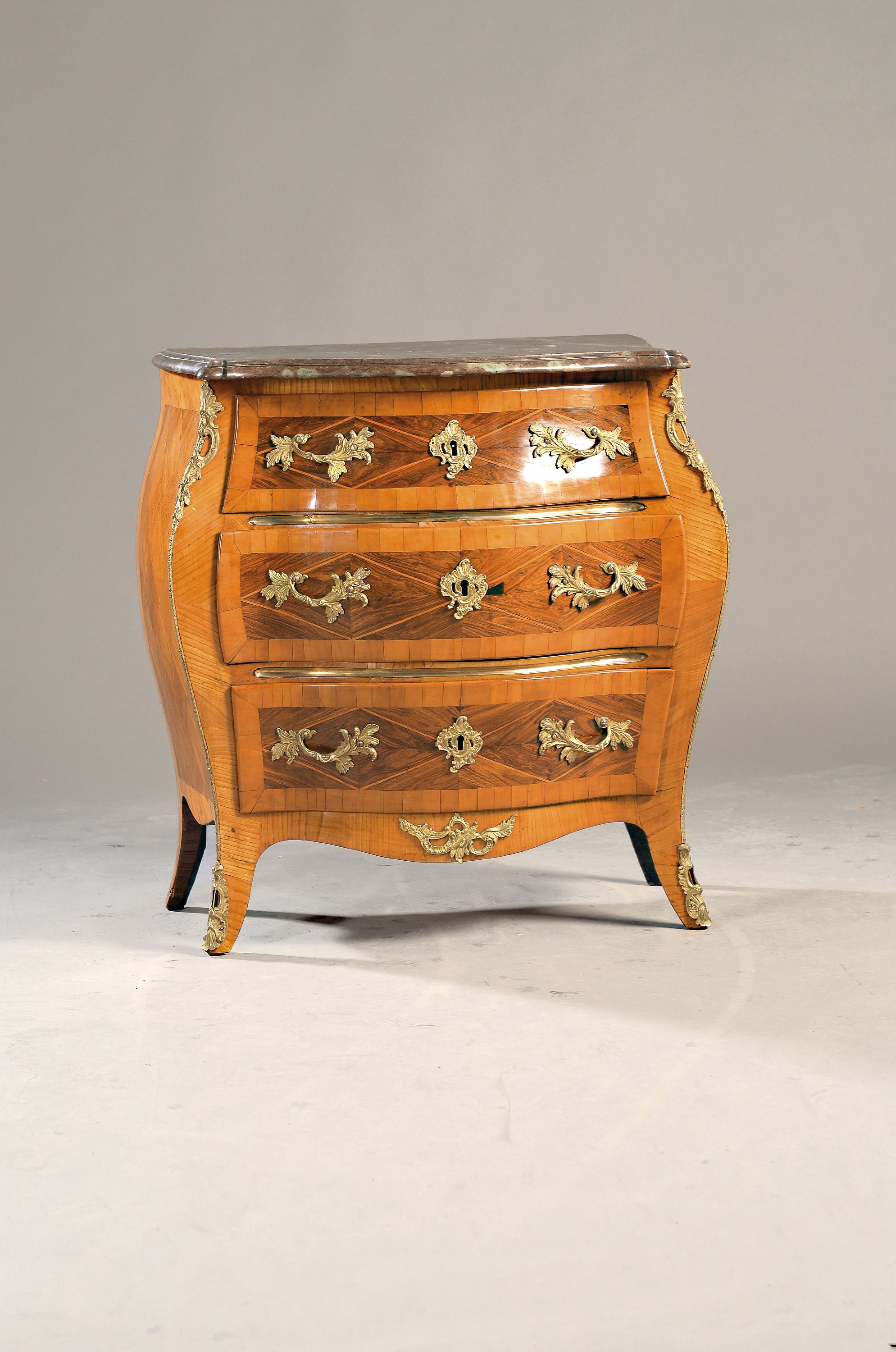 Image 27088892 - Kommode, Frankreich, um 1900, Nußbaum und Palisanderfurnier, doppelt profilierte ...