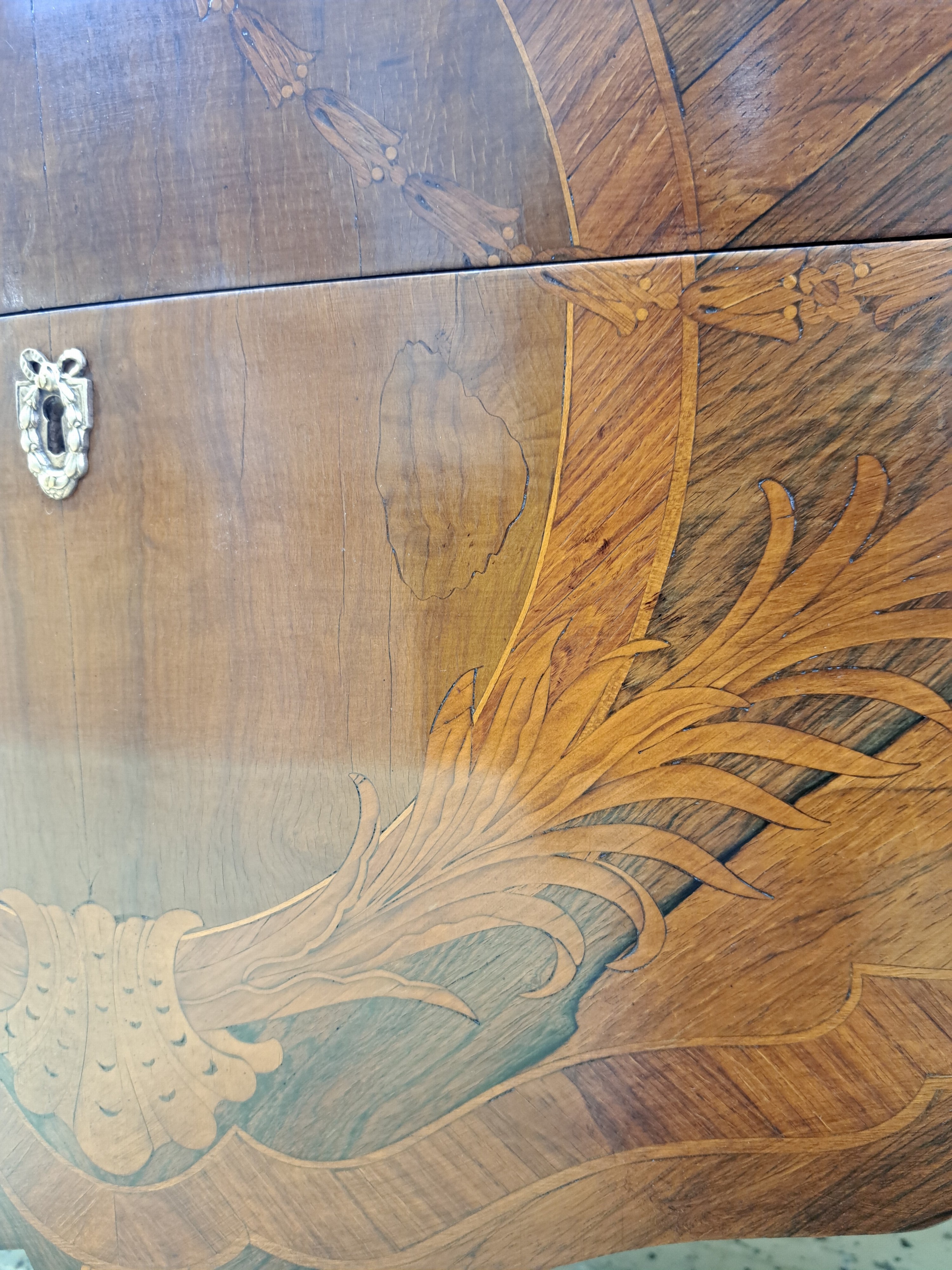 Detail i: Kommode, Frankreich, um 1900, Nußbaum und Palisanderfurnier, doppelt profilierte Marmorplatte, geschweift, Bronzebeschläge, Versand nur innerhalb ...