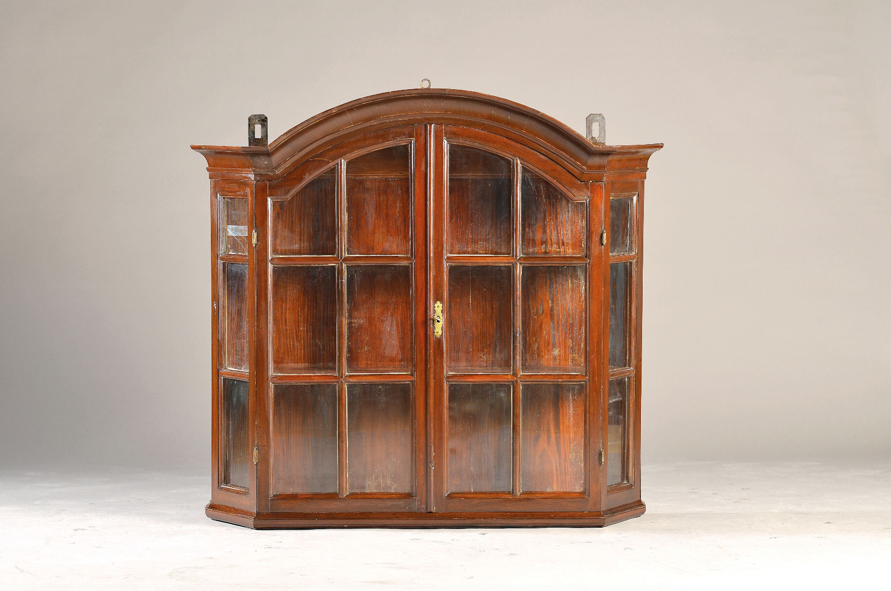 Image 27088899 - Wandvitrine, Barock, 18.Jh., Nußbaum massiv, dunkel gebeizt, zweitürig verglast mit ...