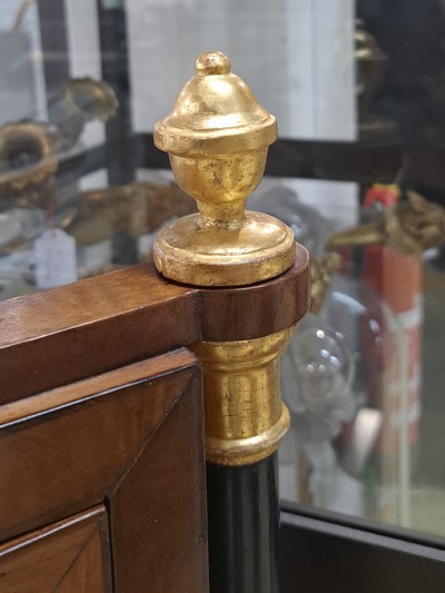 27088828d - Biedermeier Spiegel, um 1820, Nußbaum massiv, mit Galerie, Vollsäulen z.T. vergoldet, ...