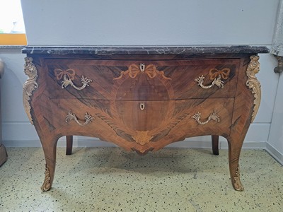 27088892a - Kommode, Frankreich, um 1900, Nußbaum und Palisanderfurnier, doppelt profilierte ...