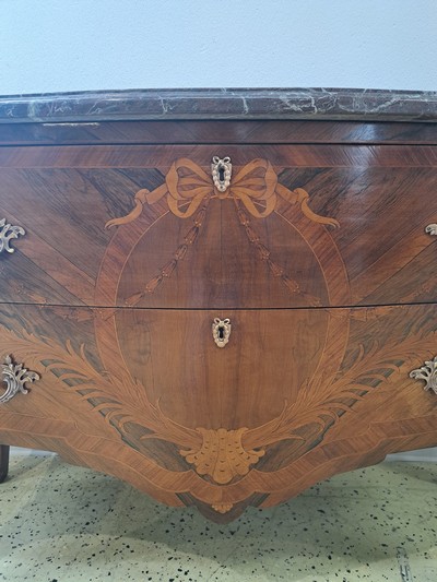 27088892b - Kommode, Frankreich, um 1900, Nußbaum und Palisanderfurnier, doppelt profilierte ...