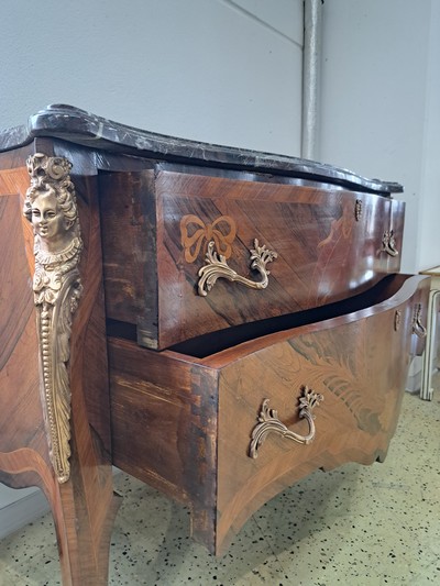 27088892k - Kommode, Frankreich, um 1900, Nußbaum und Palisanderfurnier, doppelt profilierte ...