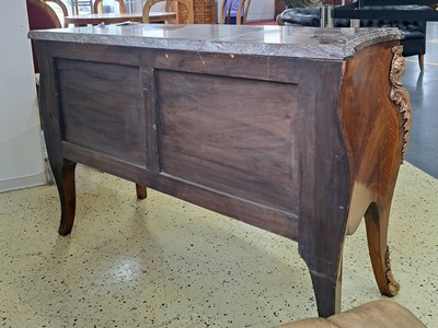 27088892r - Kommode, Frankreich, um 1900, Nußbaum und Palisanderfurnier, doppelt profilierte ...