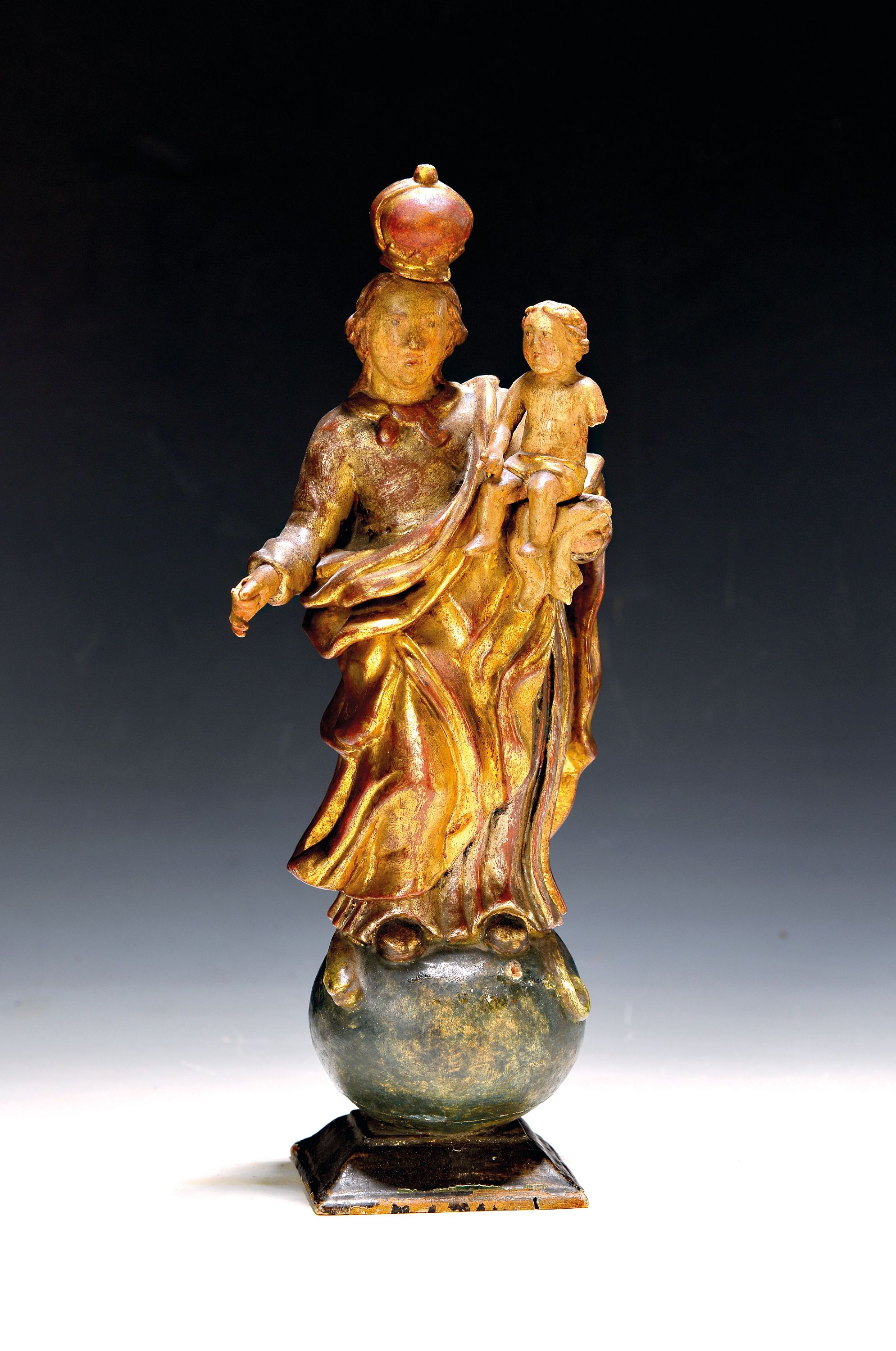 Image 27088985 - Heiligenfigur, Mutter Gottes mit Kind, um 1720/30, Lindenholz geschnitzt, meist orig. ...