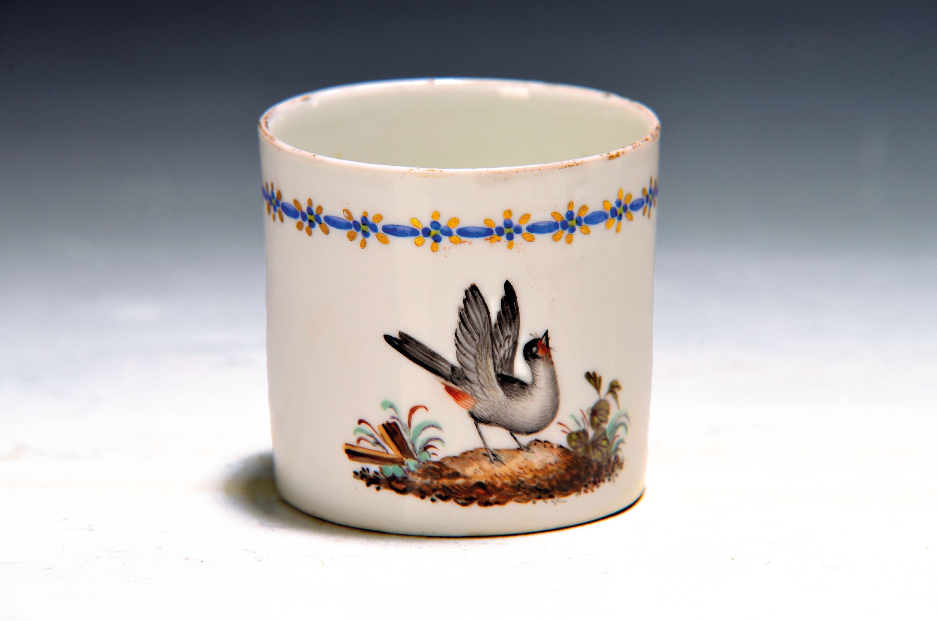 Image 27089077 - Tasse, Hoechst, um 1760, Vogeldekor, feine bunte Bemalung, blauer Rand mit Goldstaffage, ...