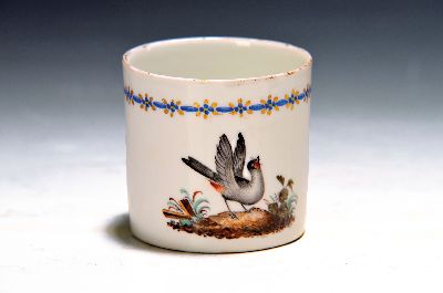 Image Tasse, Hoechst, um 1760, Vogeldekor, feine bunte Bemalung, blauer Rand mit Goldstaffage, ...