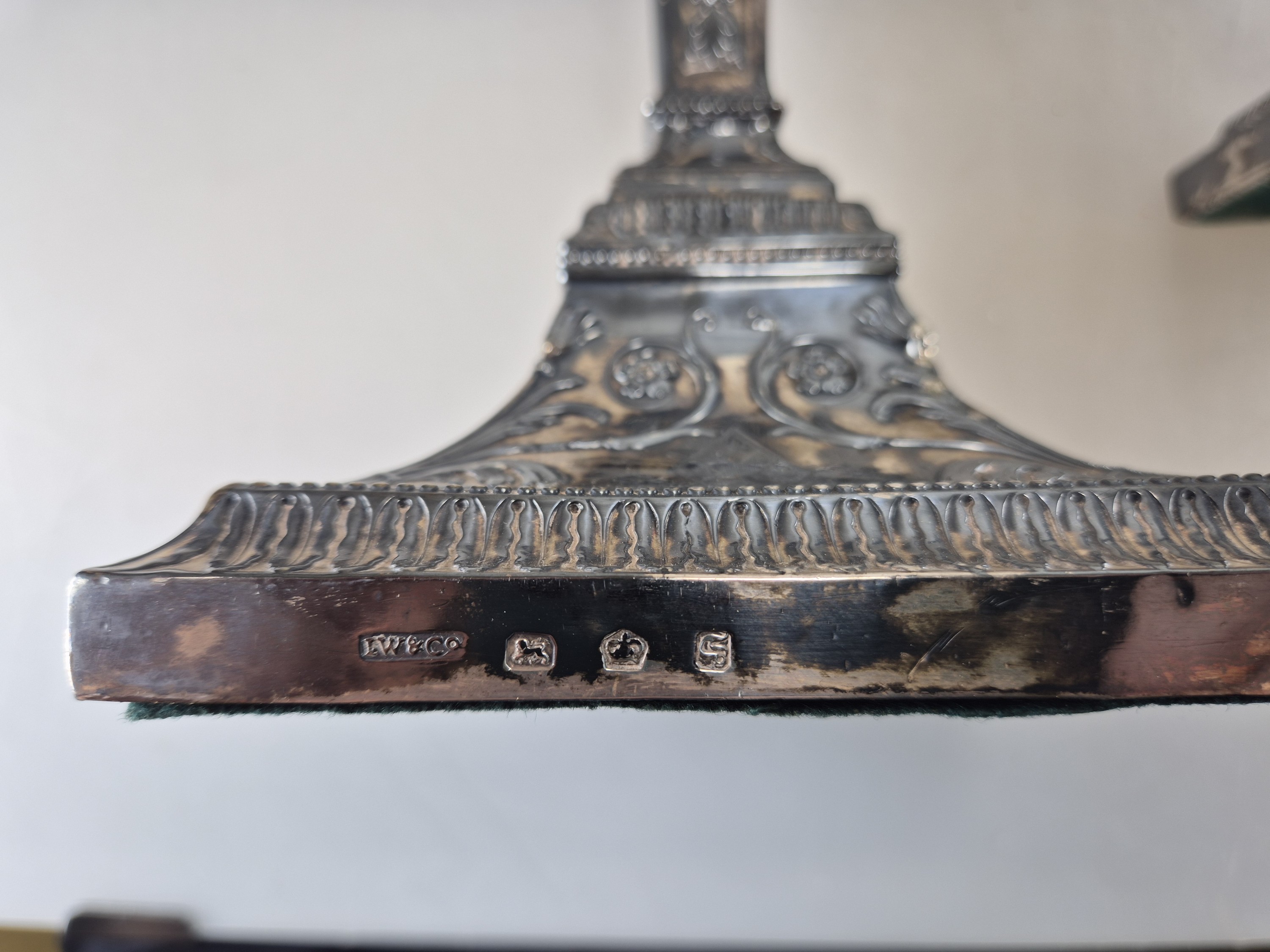 Detail b: George III Leuchter-Paar, Sheffield, 1778, Silber, Meistermarke IW & Co., neoklassizistischer Reliefdekor, eingesteckte Tüllen separat gemarkt, H. ...
