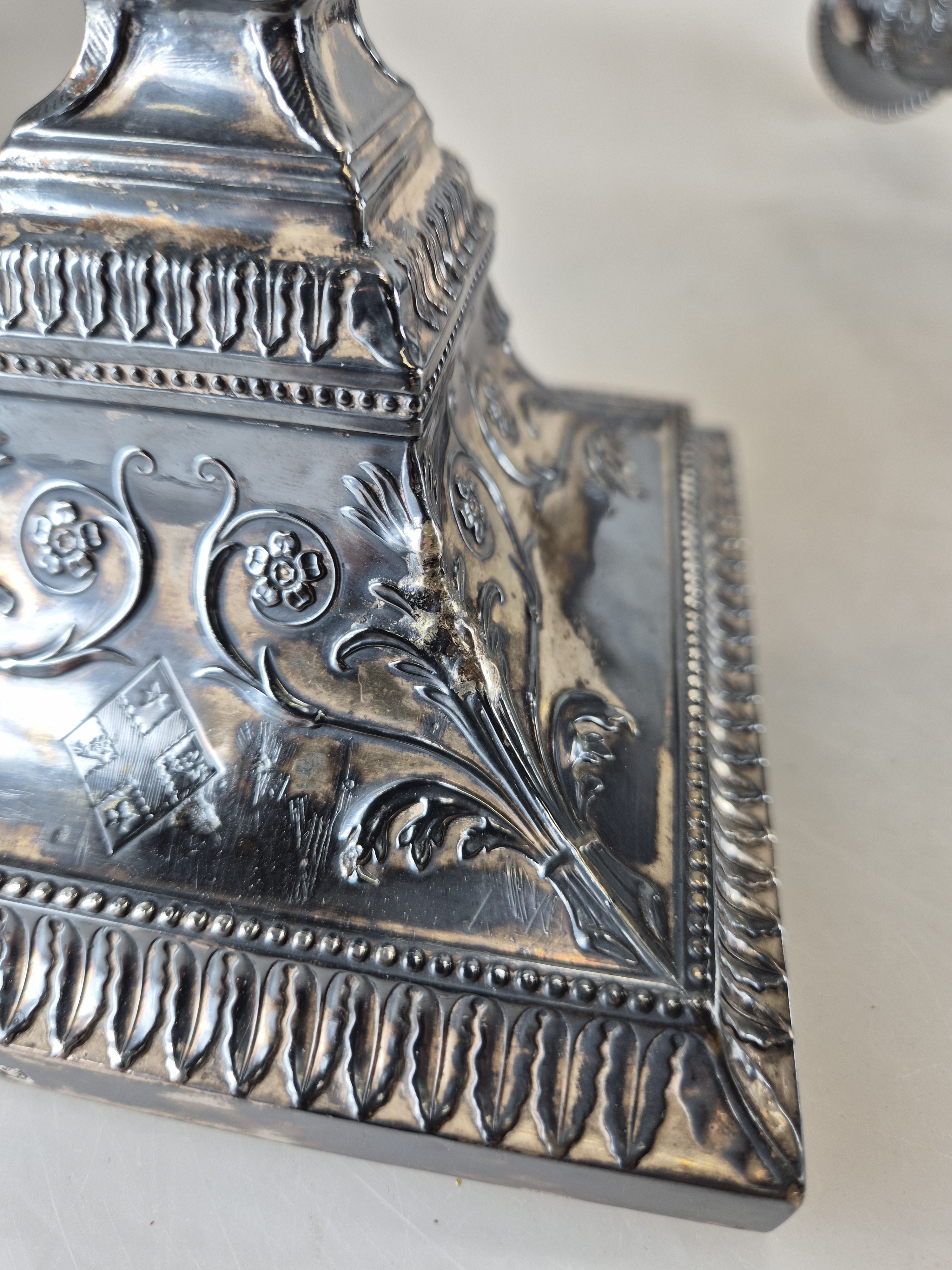 Detail c: George III Leuchter-Paar, Sheffield, 1778, Silber, Meistermarke IW & Co., neoklassizistischer Reliefdekor, eingesteckte Tüllen separat gemarkt, H. ...