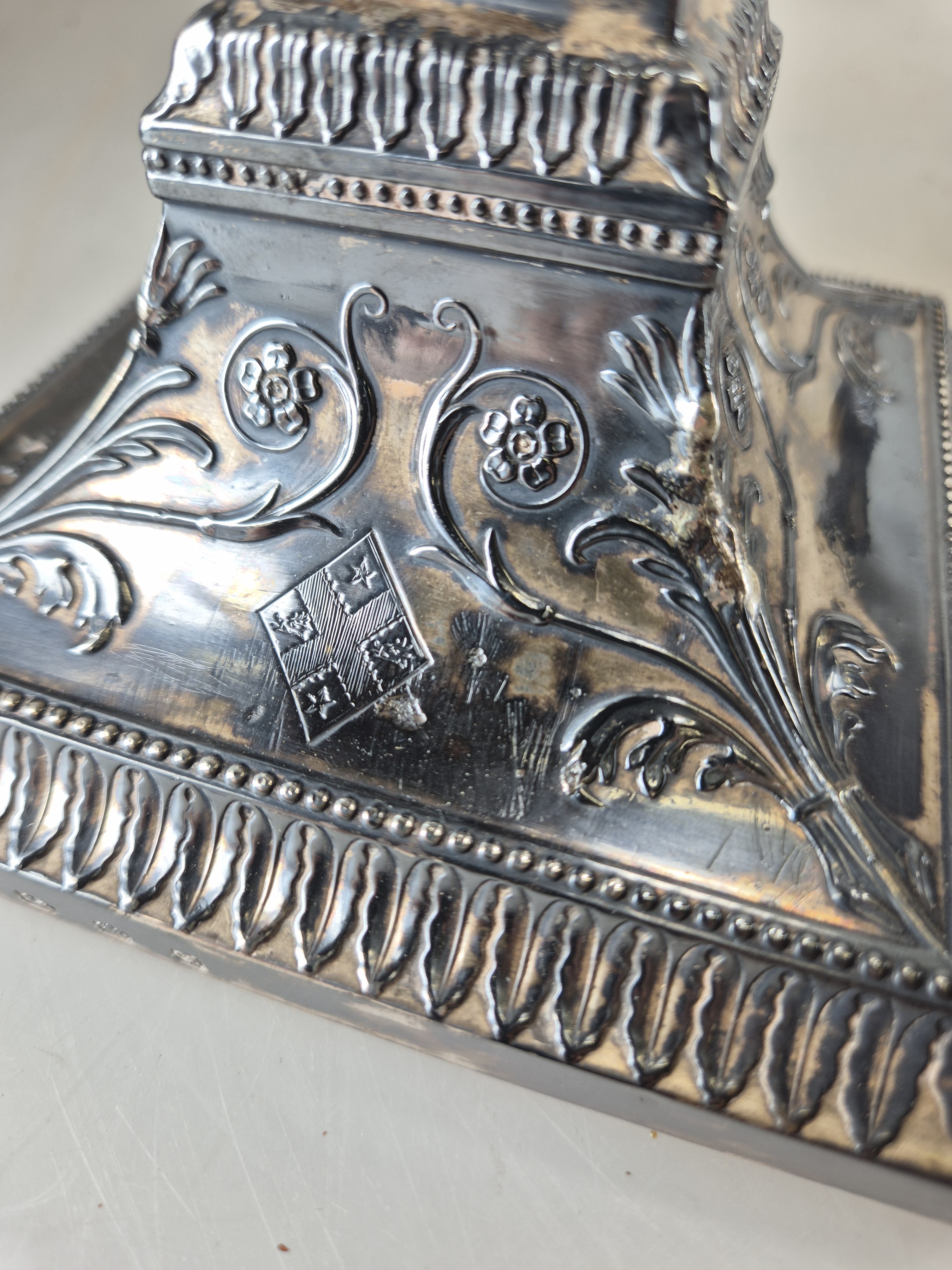 Detail d: George III Leuchter-Paar, Sheffield, 1778, Silber, Meistermarke IW & Co., neoklassizistischer Reliefdekor, eingesteckte Tüllen separat gemarkt, H. ...