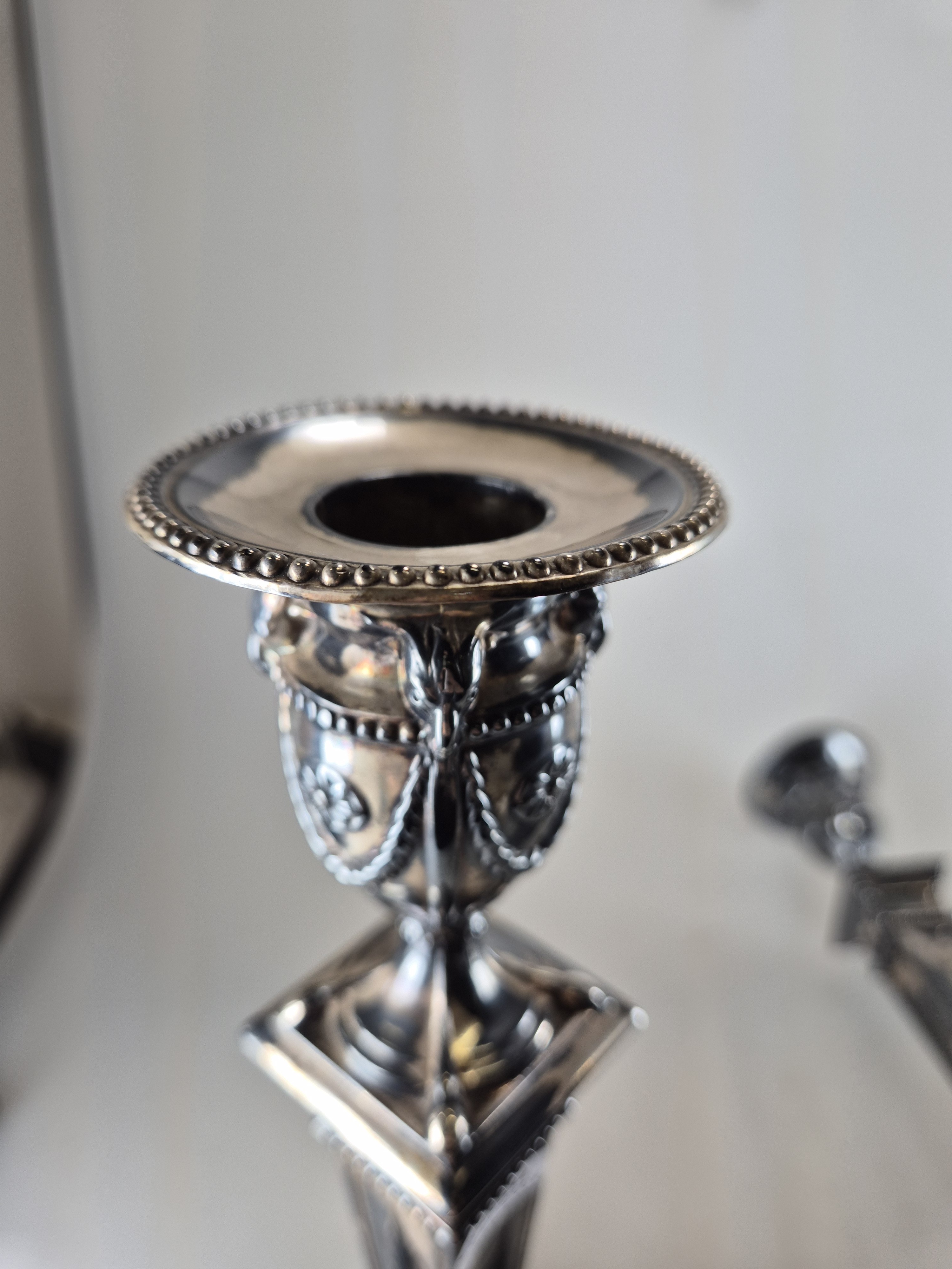 Detail e: George III Leuchter-Paar, Sheffield, 1778, Silber, Meistermarke IW & Co., neoklassizistischer Reliefdekor, eingesteckte Tüllen separat gemarkt, H. ...