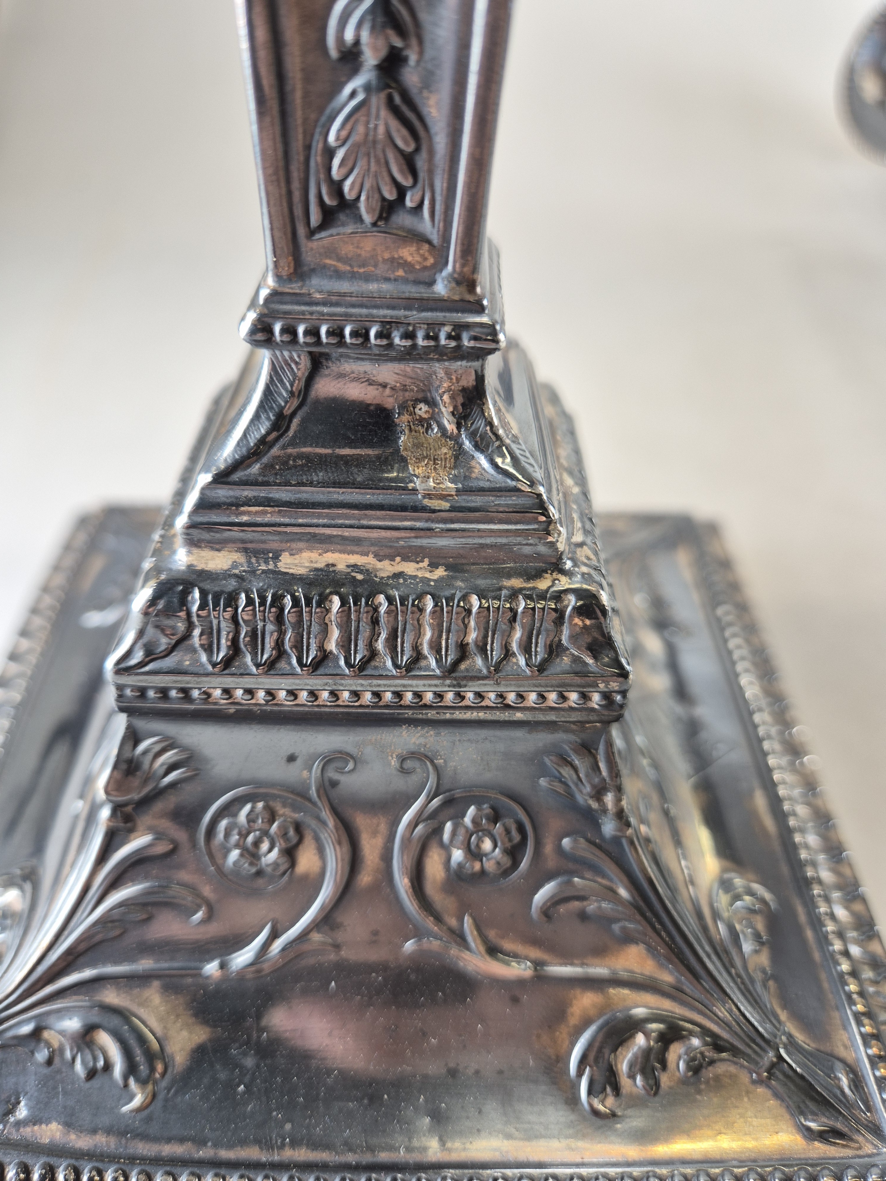 Detail f: George III Leuchter-Paar, Sheffield, 1778, Silber, Meistermarke IW & Co., neoklassizistischer Reliefdekor, eingesteckte Tüllen separat gemarkt, H. ...
